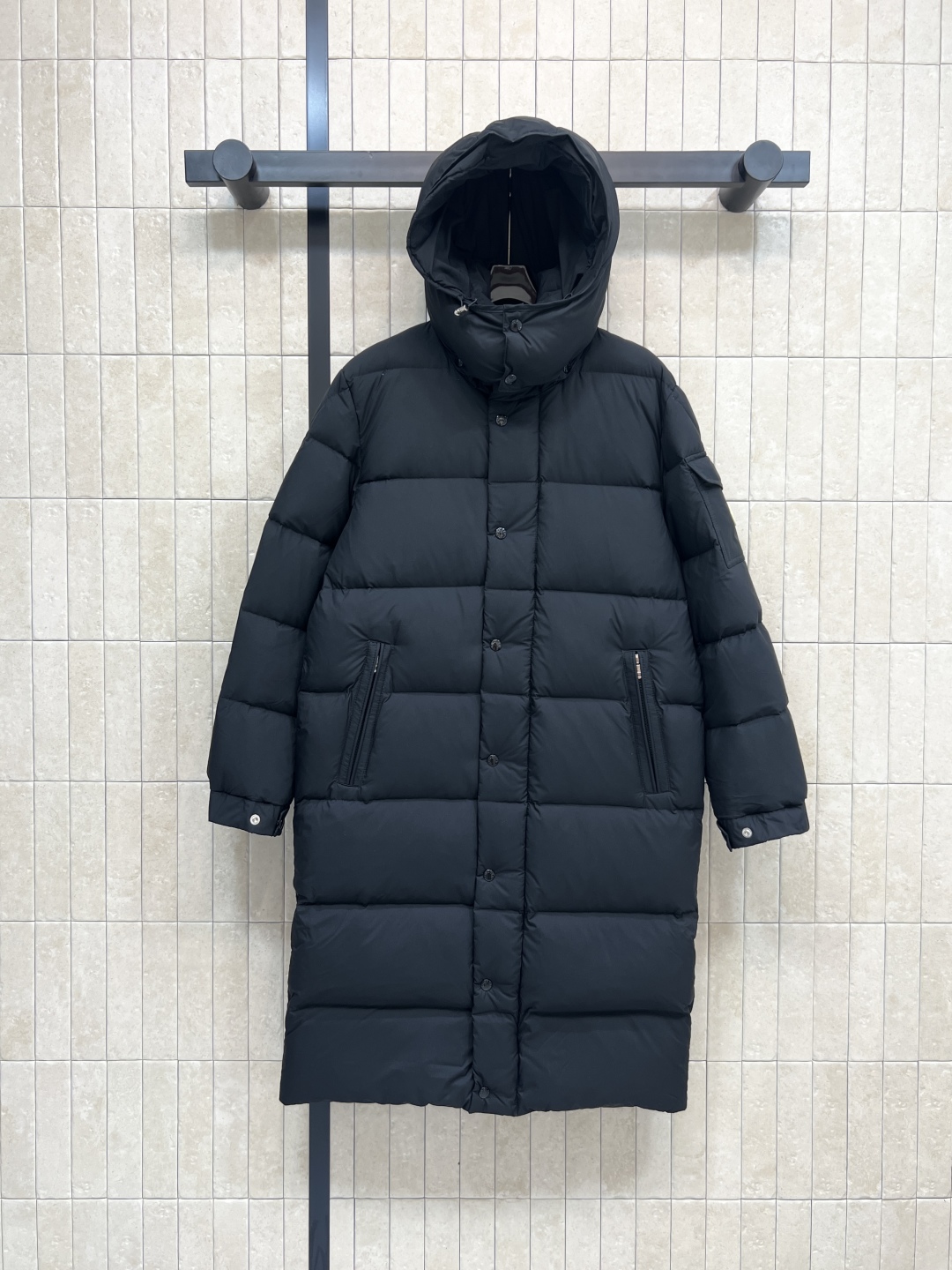 M家 25秋冬新款 连帽长款羽绒服 立体H版型剪裁双侧口袋装饰侧肩经典的品牌刺绣徽章包包点缀 时髦帅气保