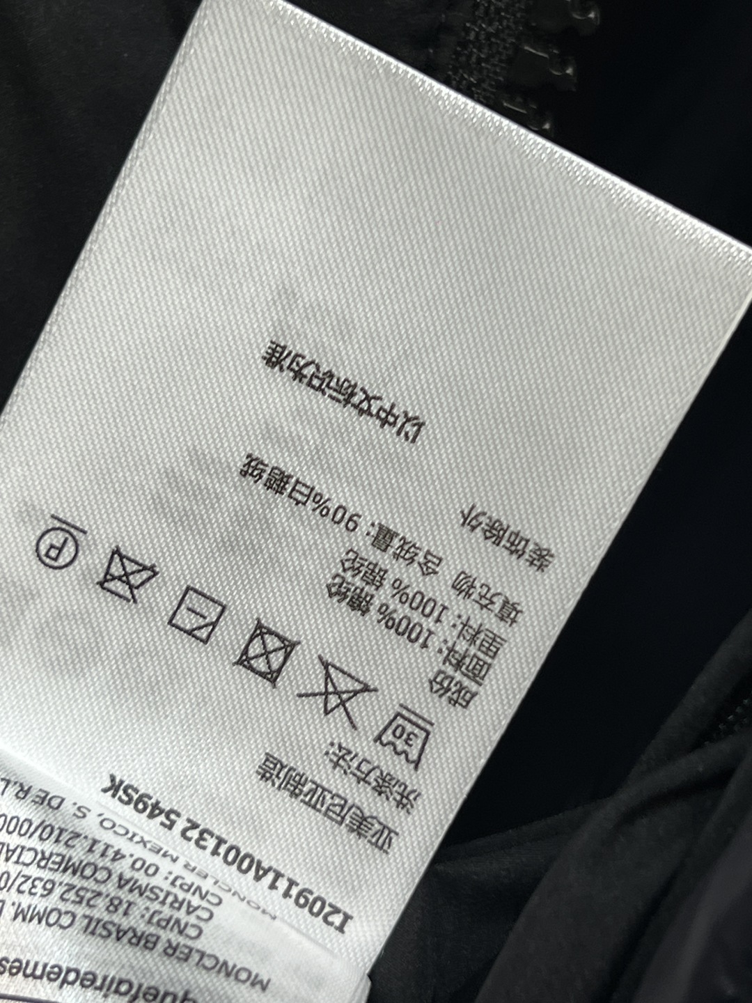 M家 25秋冬新款 连帽长款羽绒服 立体H版型剪裁双侧口袋装饰侧肩经典的品牌刺绣徽章包包点缀 时髦帅气保