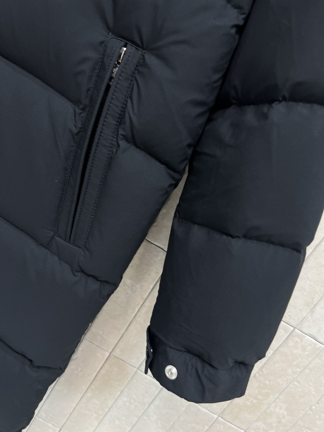 M家 25秋冬新款 连帽长款羽绒服 立体H版型剪裁双侧口袋装饰侧肩经典的品牌刺绣徽章包包点缀 时髦帅气保