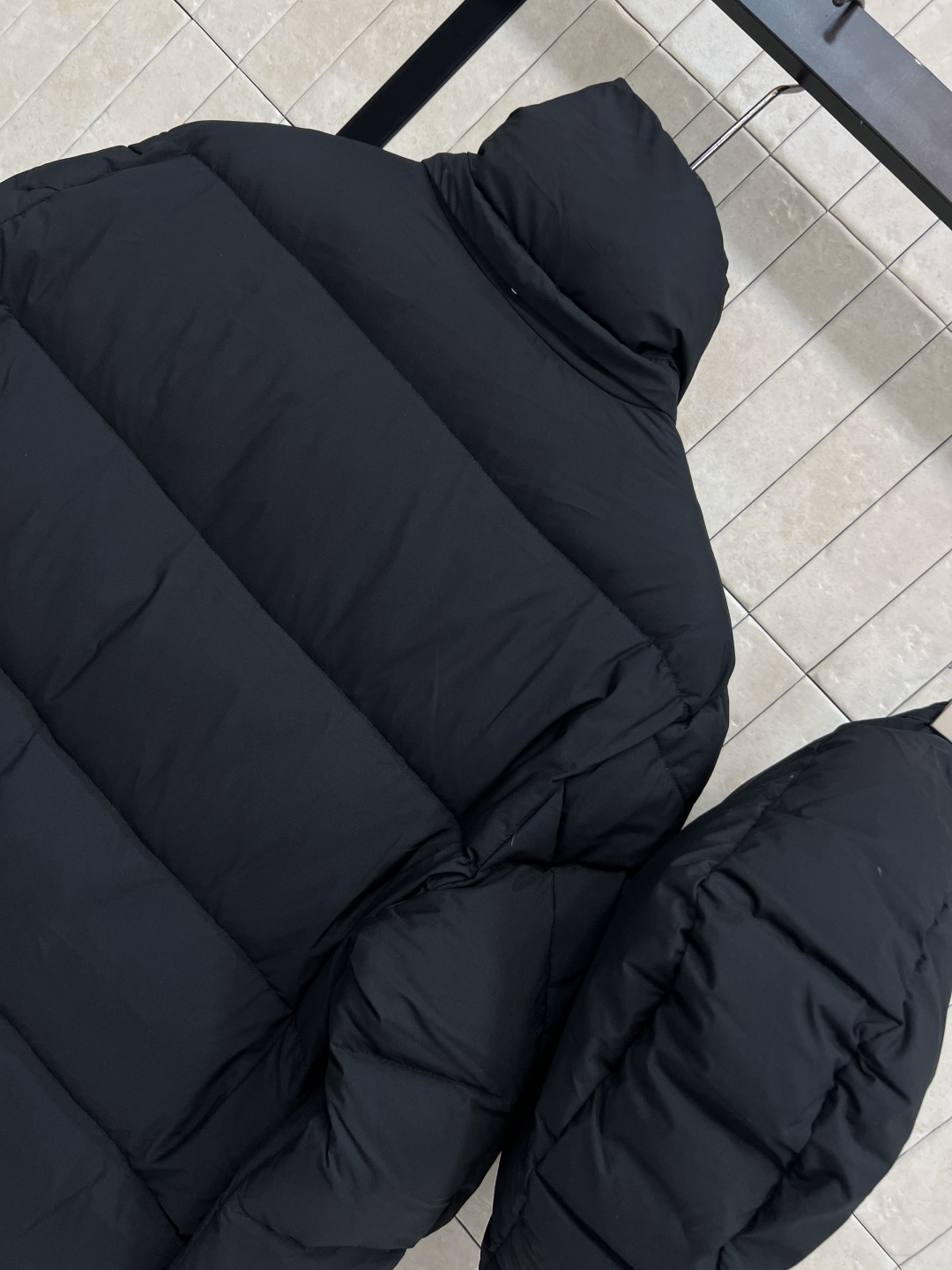 M家 25秋冬新款 连帽长款羽绒服 立体H版型剪裁双侧口袋装饰侧肩经典的品牌刺绣徽章包包点缀 时髦帅气保