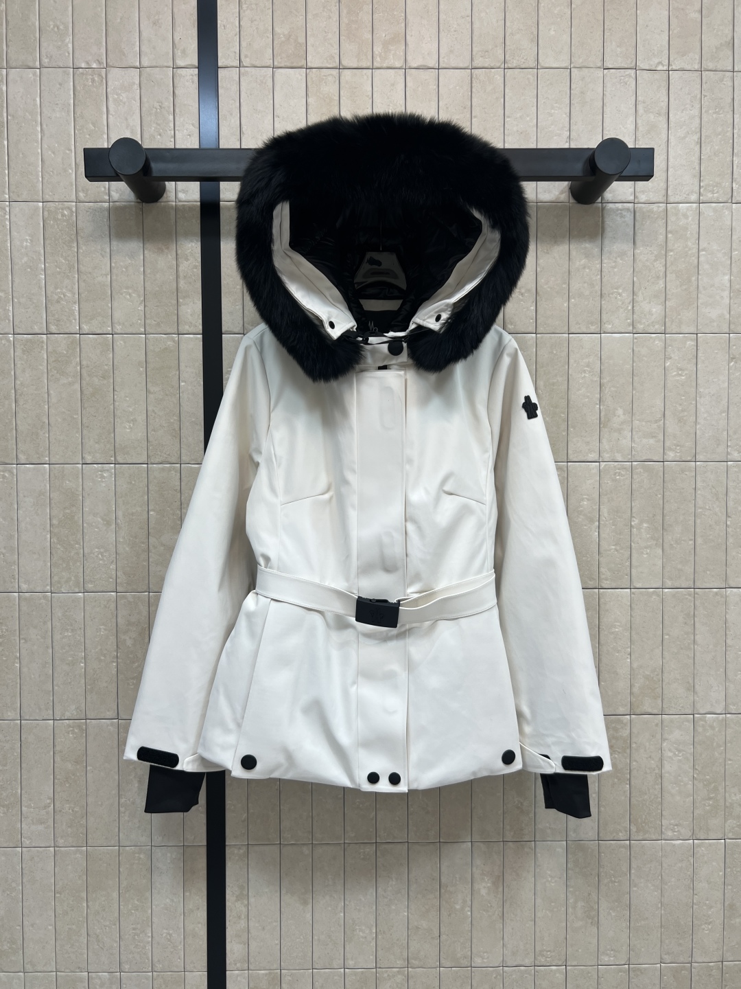 M家 25秋冬新款 户外滑雪羽绒服 一整条可拆卸狐狸大毛领连帽派克收腰版型 上身显瘦又保暖 内里腰扣带收