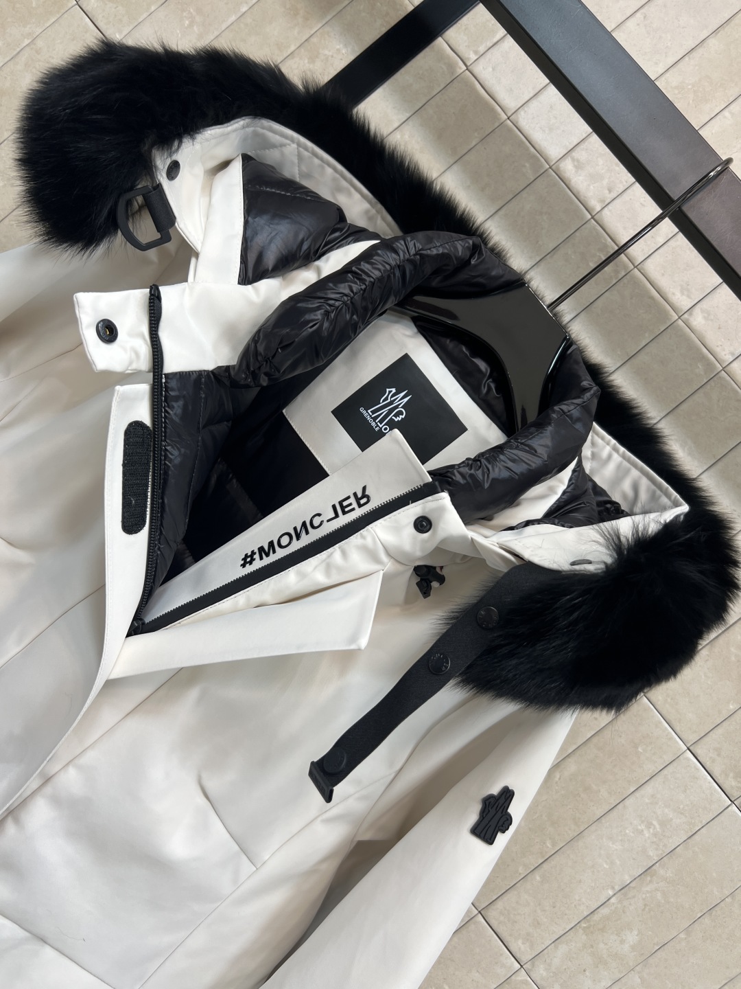 M家 25秋冬新款 户外滑雪羽绒服 一整条可拆卸狐狸大毛领连帽派克收腰版型 上身显瘦又保暖 内里腰扣带收