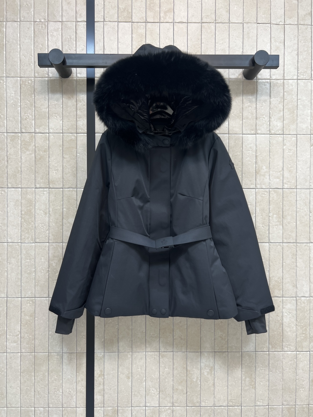 M家 25秋冬新款 户外滑雪羽绒服 一整条可拆卸狐狸大毛领连帽派克收腰版型 上身显瘦又保暖 内里腰扣带收