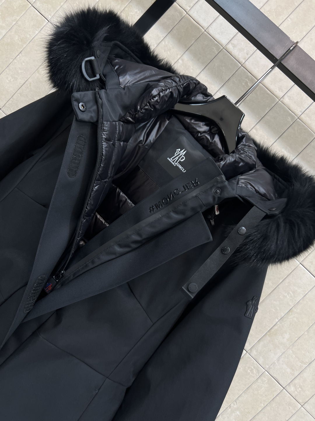 M家 25秋冬新款 户外滑雪羽绒服 一整条可拆卸狐狸大毛领连帽派克收腰版型 上身显瘦又保暖 内里腰扣带收