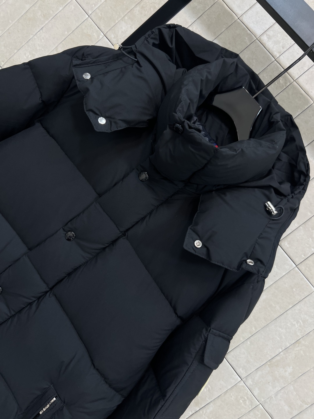 M家 25秋冬新款 连帽长款羽绒服 立体H版型剪裁双侧口袋装饰侧肩经典的品牌刺绣徽章包包点缀 时髦帅气保