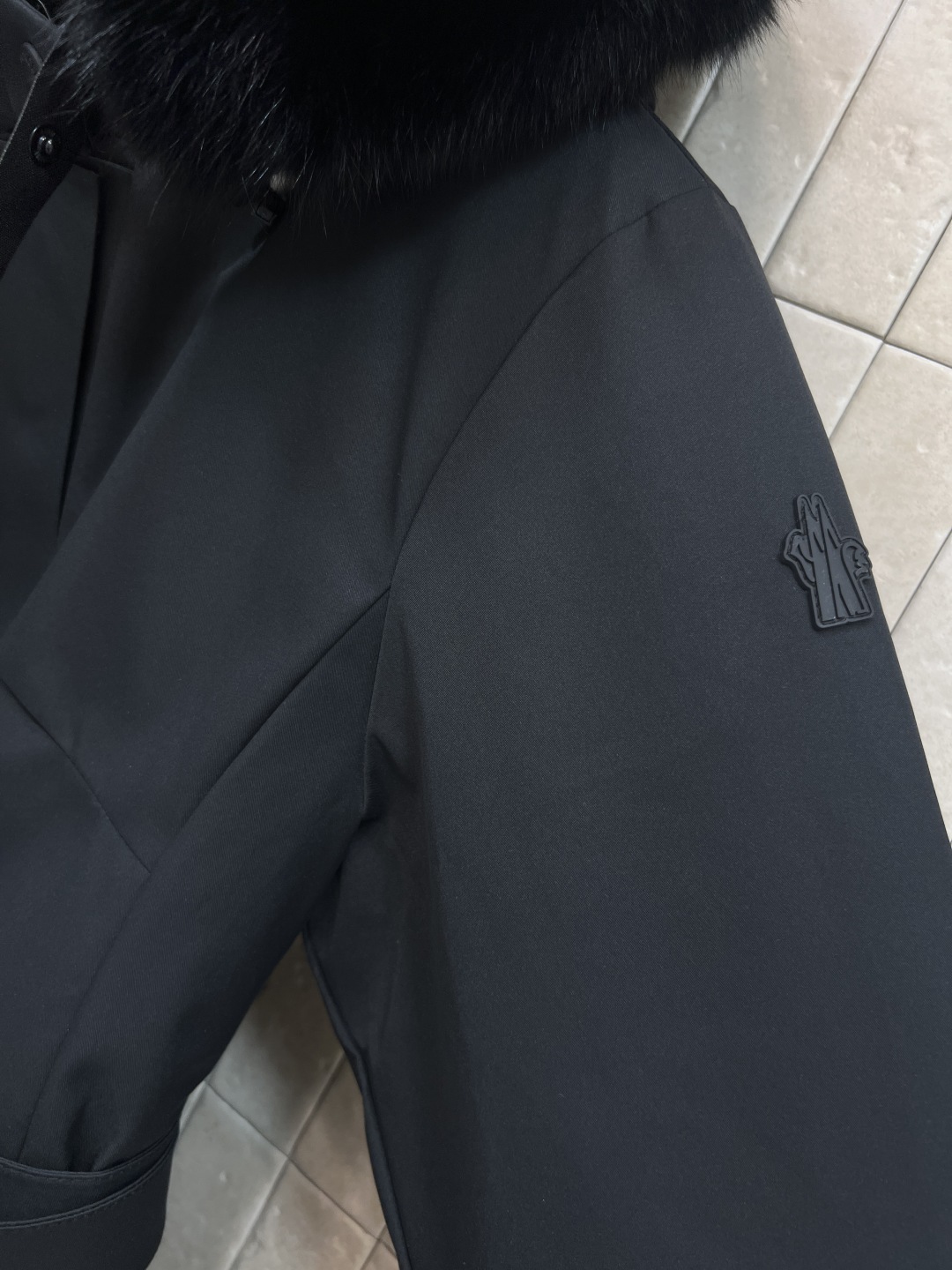 M家 25秋冬新款 户外滑雪羽绒服 一整条可拆卸狐狸大毛领连帽派克收腰版型 上身显瘦又保暖 内里腰扣带收