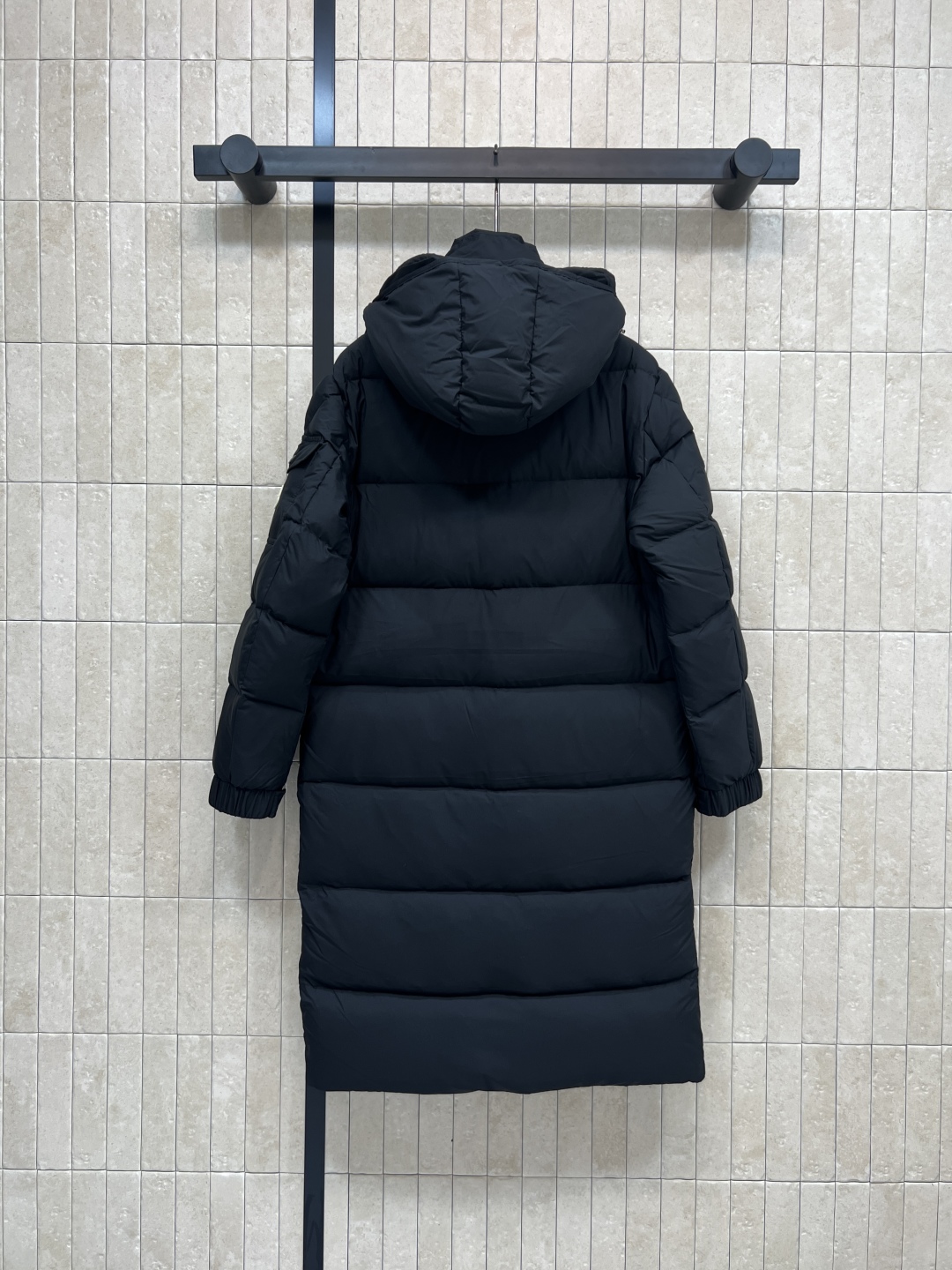 M家 25秋冬新款 连帽长款羽绒服 立体H版型剪裁双侧口袋装饰侧肩经典的品牌刺绣徽章包包点缀 时髦帅气保