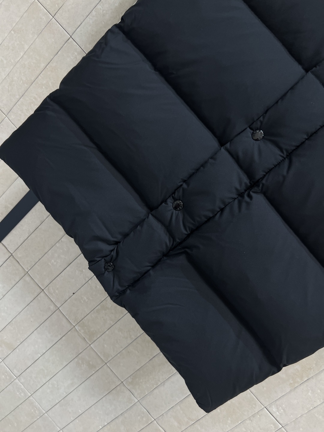 M家 25秋冬新款 连帽长款羽绒服 立体H版型剪裁双侧口袋装饰侧肩经典的品牌刺绣徽章包包点缀 时髦帅气保