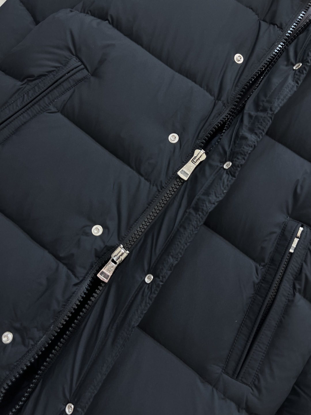 M家 25秋冬新款 连帽长款羽绒服 立体H版型剪裁双侧口袋装饰侧肩经典的品牌刺绣徽章包包点缀 时髦帅气保