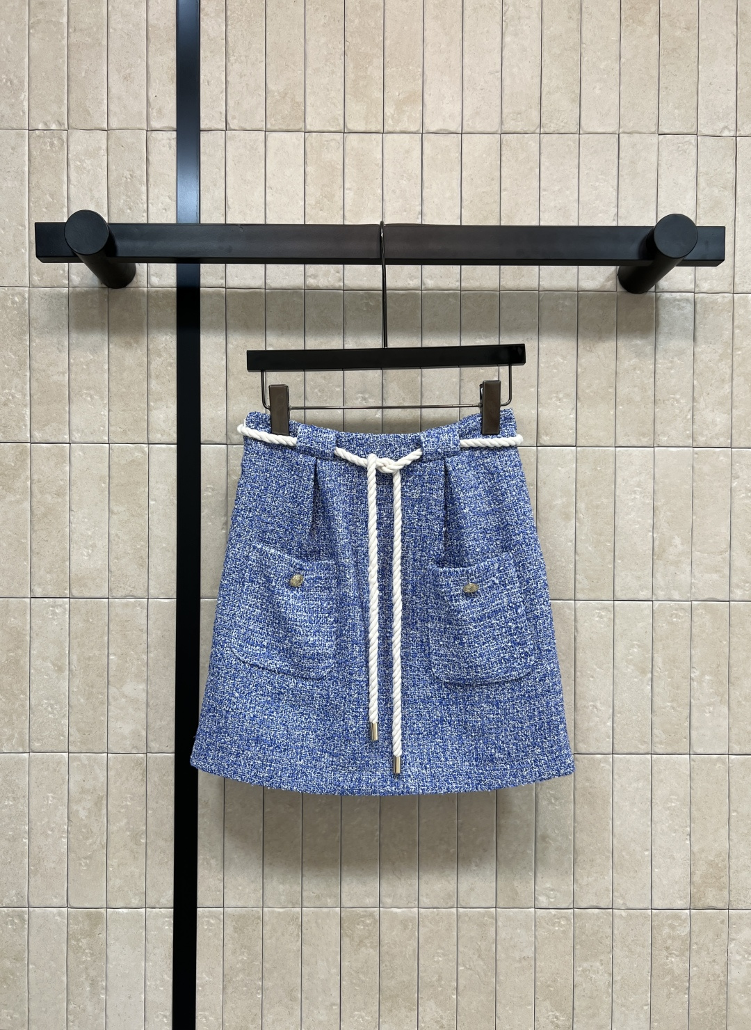 NO:502849,L Home 25 Early Spring New Style Tweed Sleeveless Shorts Customized denim textured tweed fabric High-quality details with texture Simple yet yet stylish High-waisted A-line style Pressed-pleated pockets on both sides Logo Metal buckle Decoration Thick rope belt outlines the waist Matched with a simple top Whether it is a daily street or a casual party, you can easily create an eye-catching look. One color three codes SML,,louis vuitton, shorts,alexander wang19860909L家 25早春新款 粗花呢无袖短裤 定制牛仔质感粗花呢面料 自带纹理感的高级细节 简约而不失格调 高腰A字版型 两侧压褶口袋logo金属扣装饰 粗绳腰带勾勒腰身 搭配简约上衣 无论是日常出街还是休闲聚会 都能轻松打造吸睛造型 一色三码 SML,,louis vuitton,shorts,alexander wang,Women's clothing