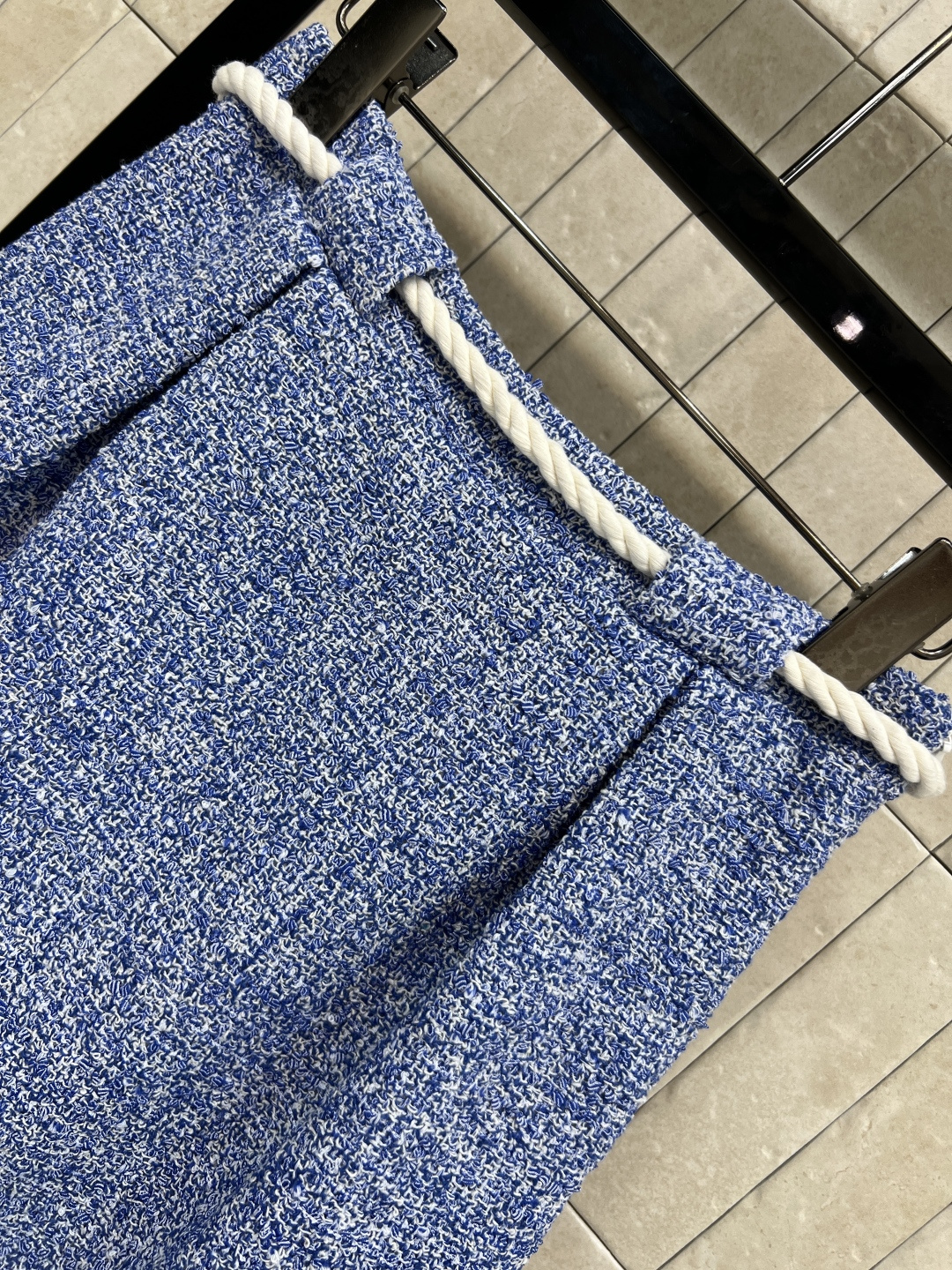 L家 25早春新款 粗花呢无袖短裤 定制牛仔质感粗花呢面料 自带纹理感的高级细节 简约而不失格调 高腰A