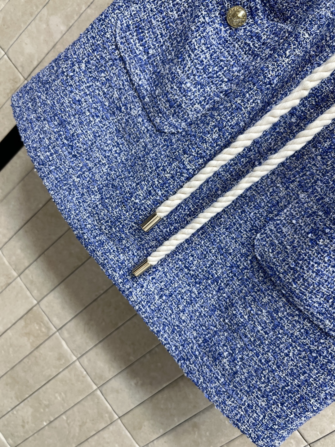 L家 25早春新款 粗花呢无袖短裤 定制牛仔质感粗花呢面料 自带纹理感的高级细节 简约而不失格调 高腰A