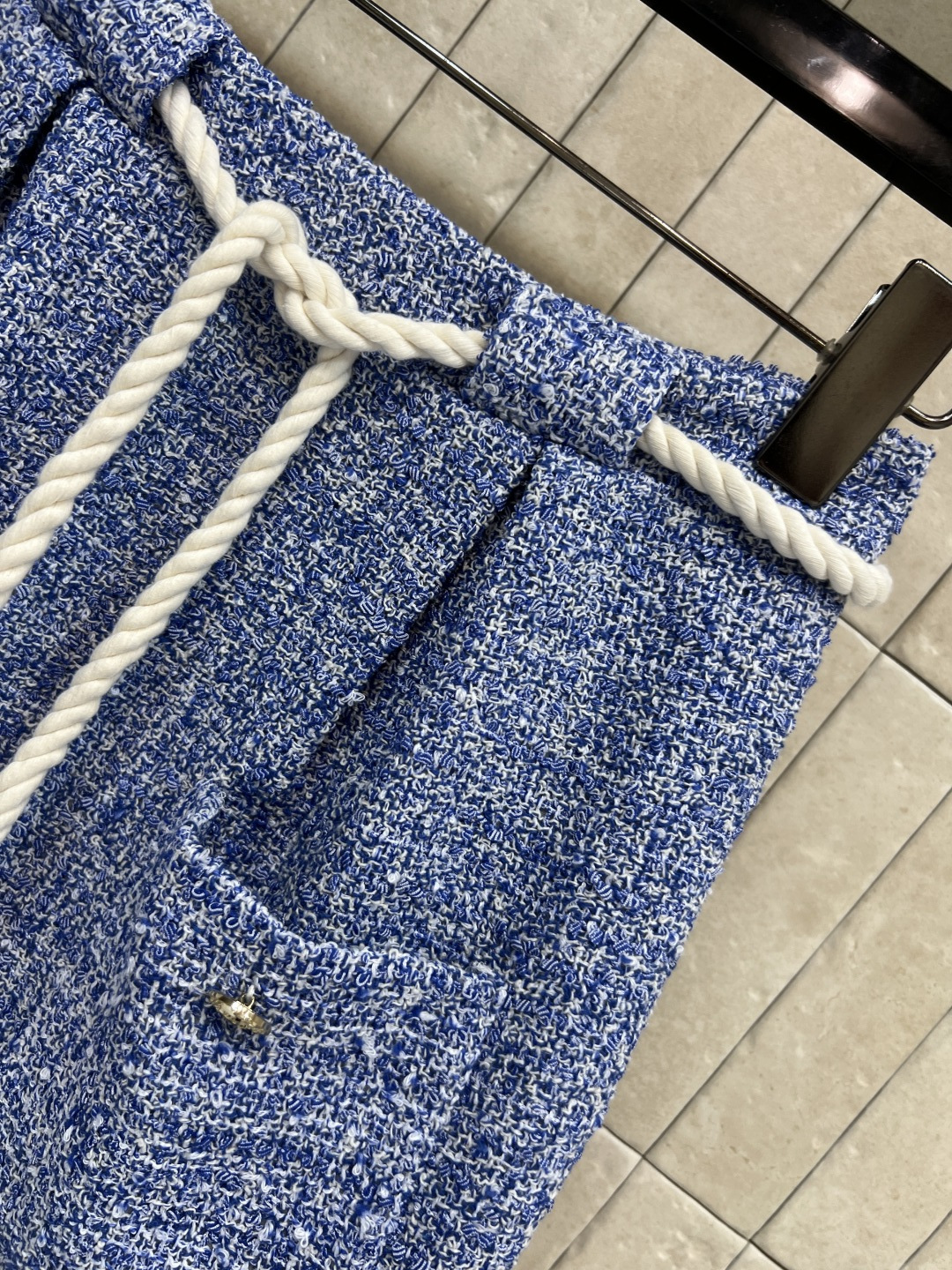 L家 25早春新款 粗花呢无袖短裤 定制牛仔质感粗花呢面料 自带纹理感的高级细节 简约而不失格调 高腰A