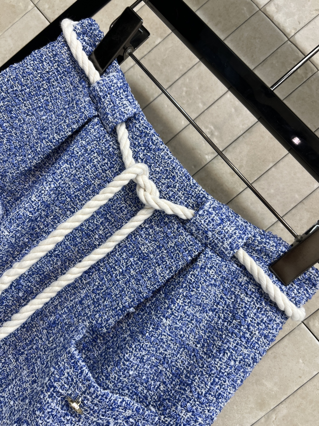 L家 25早春新款 粗花呢无袖短裤 定制牛仔质感粗花呢面料 自带纹理感的高级细节 简约而不失格调 高腰A