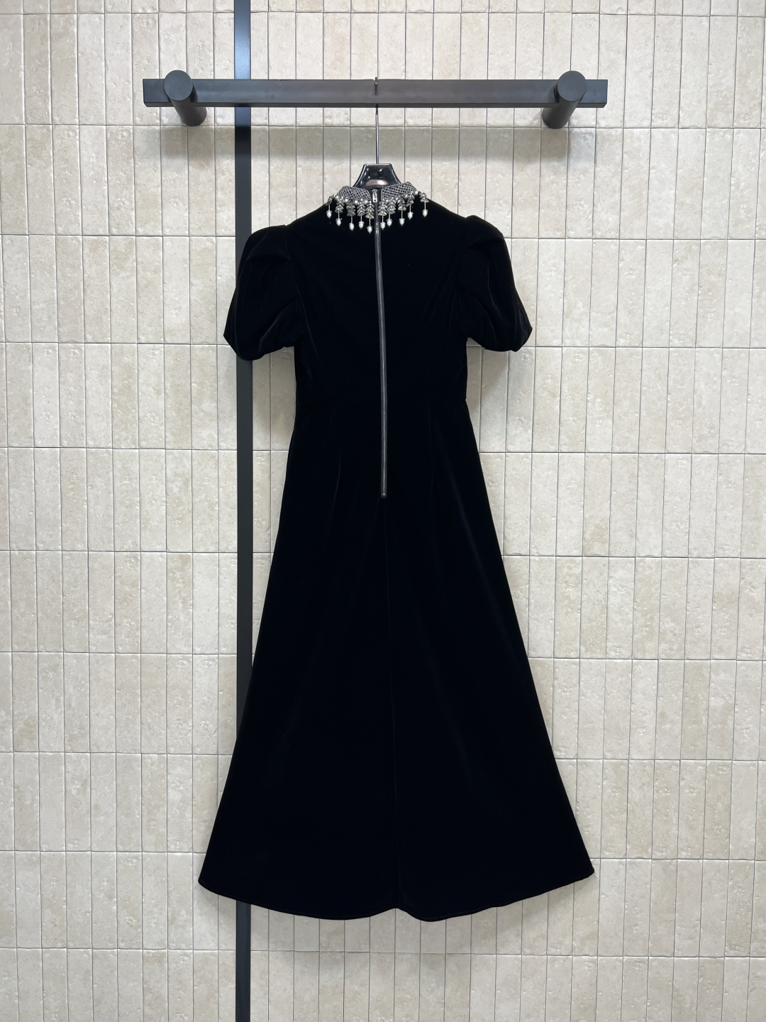 D家 25早春新款 流苏钉珠立领丝绒泡泡袖连衣裙 重工钉珠珍珠流苏吊坠装饰 小立领衬得整个脸庞更加精致 