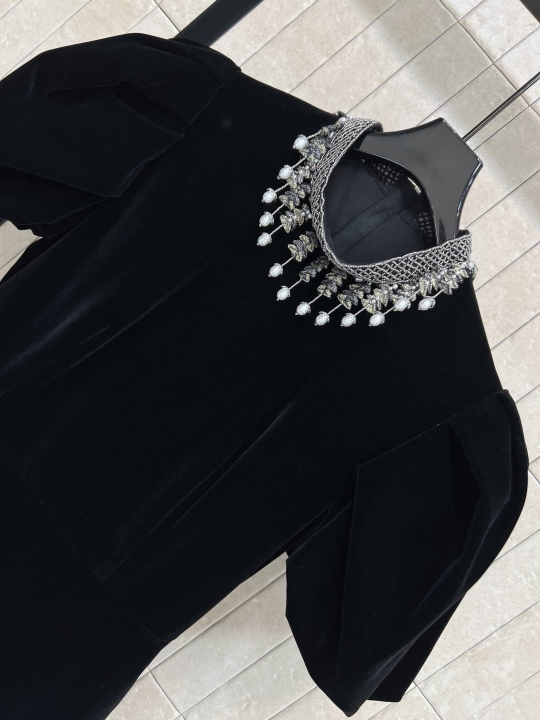 D家 25早春新款 流苏钉珠立领丝绒泡泡袖连衣裙 重工钉珠珍珠流苏吊坠装饰 小立领衬得整个脸庞更加精致 