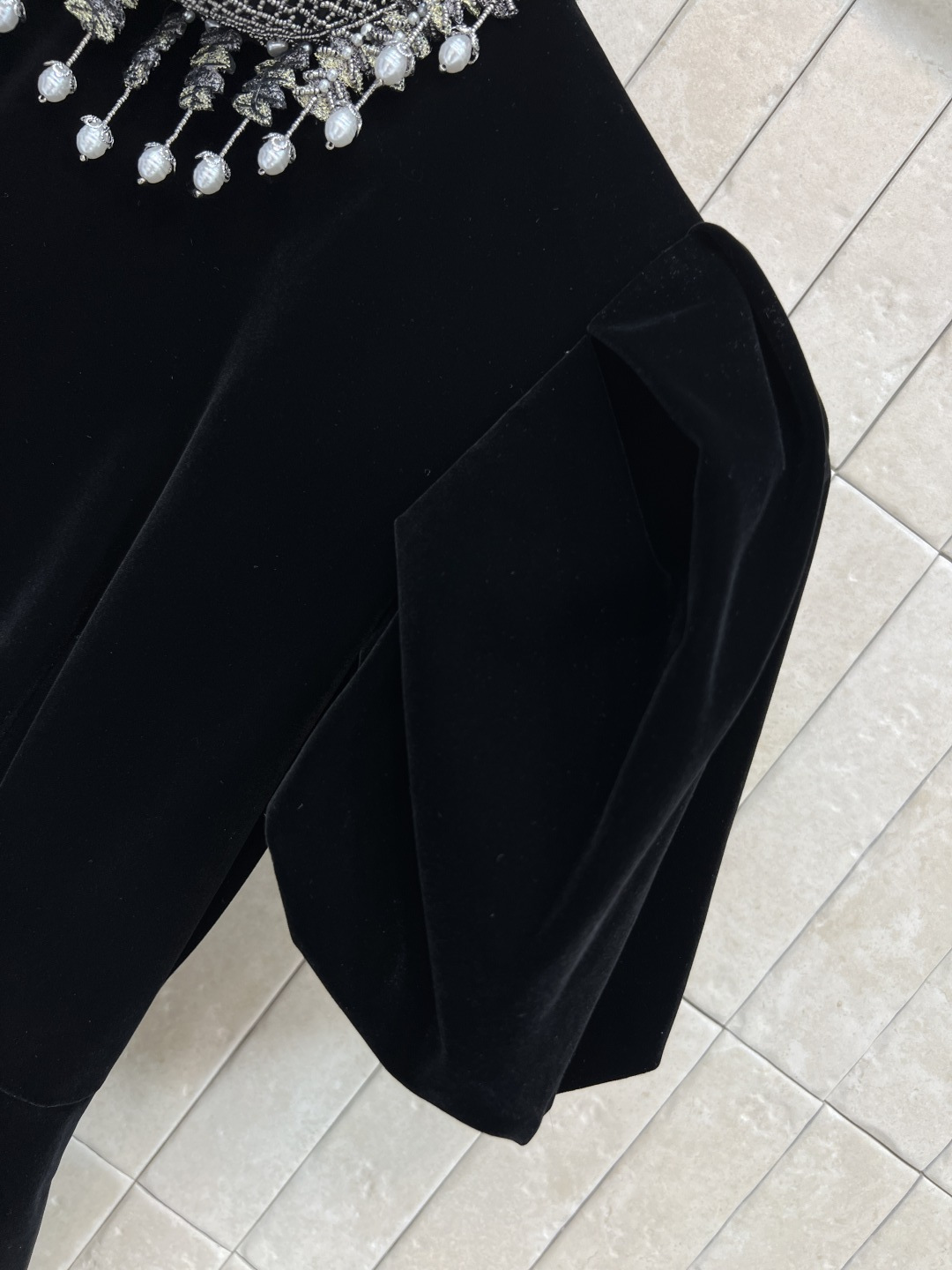 D家 25早春新款 流苏钉珠立领丝绒泡泡袖连衣裙 重工钉珠珍珠流苏吊坠装饰 小立领衬得整个脸庞更加精致 