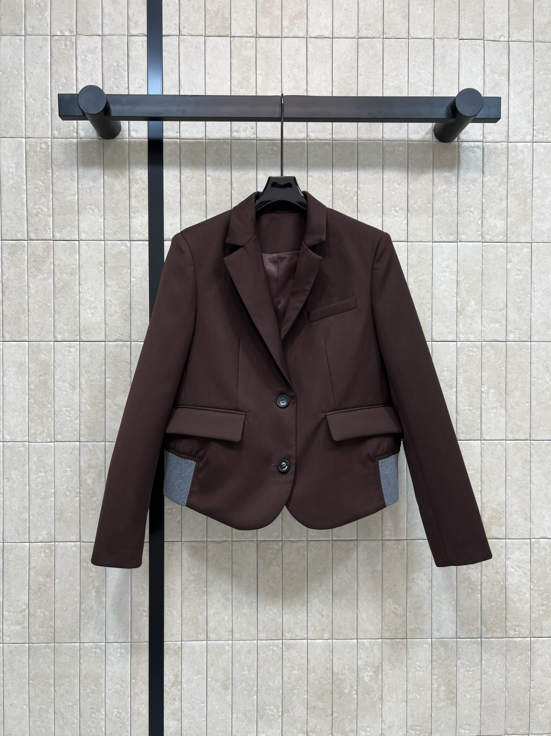 NO:502819,LW Home 25 autumn and winter new style brown suit jacket, super high appearance, enhance temperament in one second, small lapel design, custom logo two-baring decoration, hem splicing gray thread design, three-dimensional tailoring style, huge slim upper body, matched with the same series of suit pants, and aura and neat upper body, can be matched for daily commuting, one color, four sizes Size/S-M-L- XL,, jackets & coats, jackets & coats, business suit, alexander wang19860909LW家 25秋冬新款 棕色西装夹克外套 超高颜值 一秒提升气质感 西装小翻领设计 定制logo两粒扣装饰 衣摆拼接灰色螺纹设计 立体剪裁版型上身巨显瘦 搭配同系列西装裤上身气场又显利落 日常通勤都能搭配 一色四码 Size/S-M-L- XL,,jackets & coats,jackets & coats,business suit,alexander wang,Women's clothing