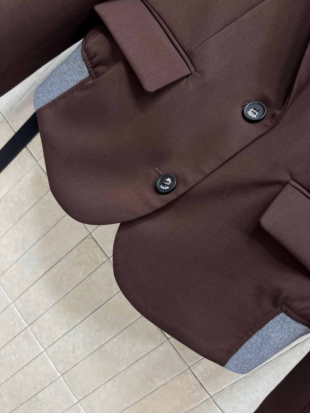 LW家 25秋冬新款 棕色西装夹克外套 超高颜值 一秒提升气质感 西装小翻领设计 定制logo两粒扣装饰