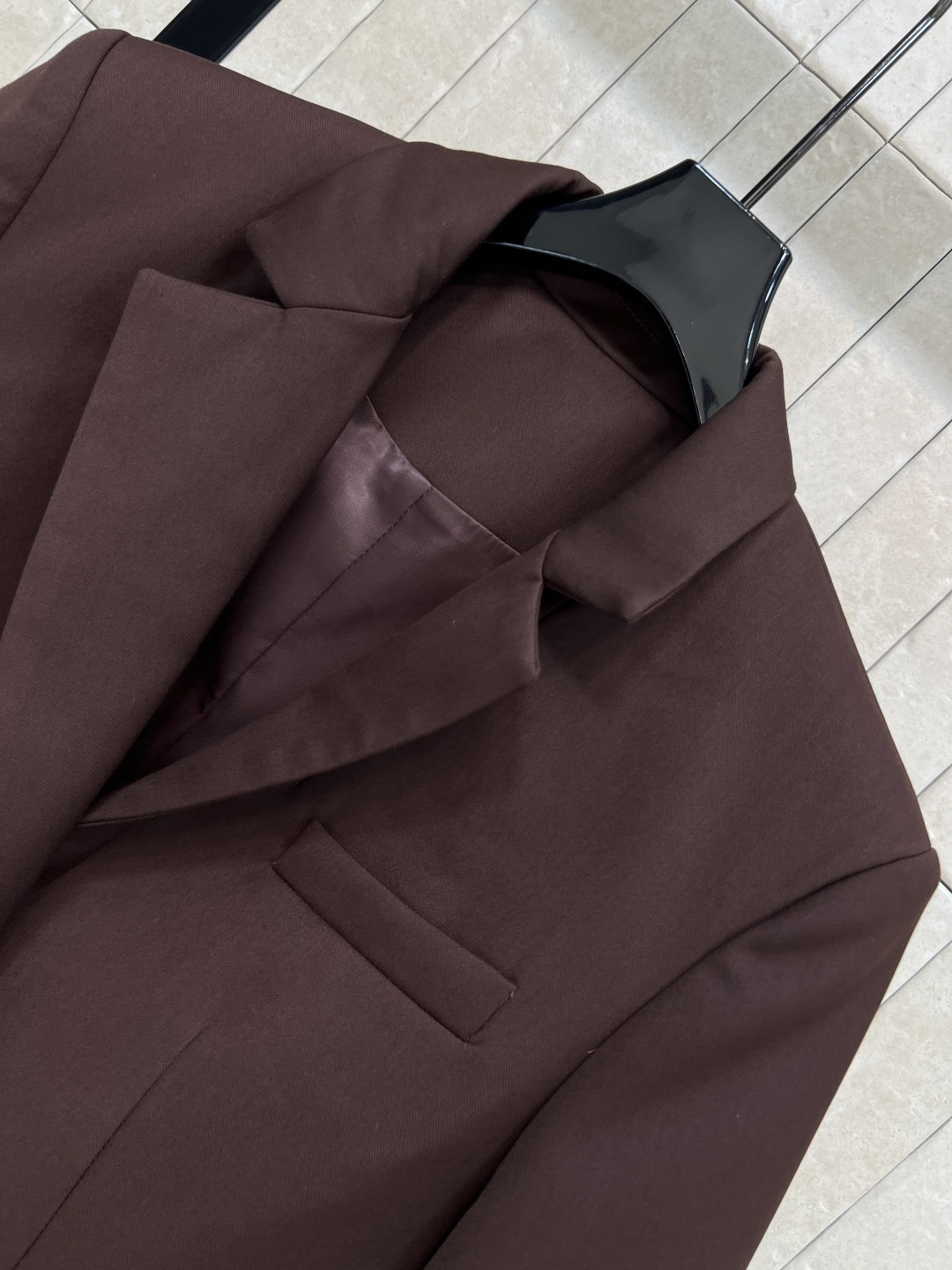 LW家 25秋冬新款 棕色西装夹克外套 超高颜值 一秒提升气质感 西装小翻领设计 定制logo两粒扣装饰