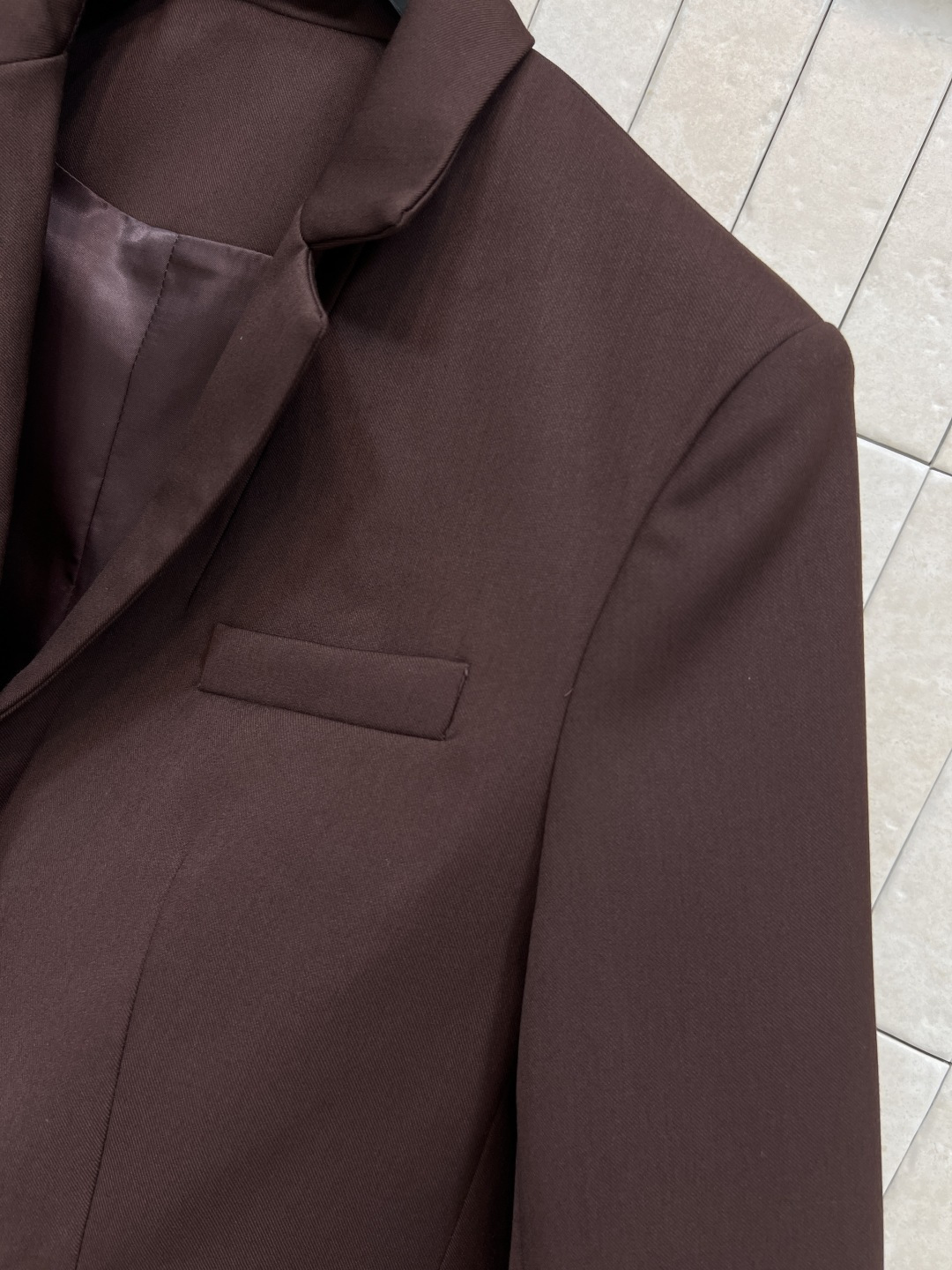 LW家 25秋冬新款 棕色西装夹克外套 超高颜值 一秒提升气质感 西装小翻领设计 定制logo两粒扣装饰