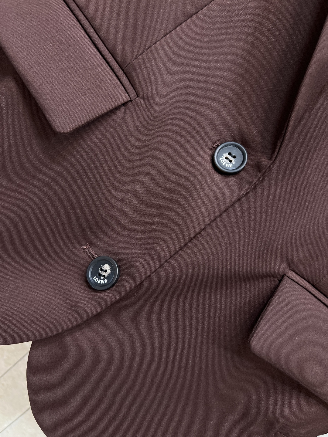 LW家 25秋冬新款 棕色西装夹克外套 超高颜值 一秒提升气质感 西装小翻领设计 定制logo两粒扣装饰