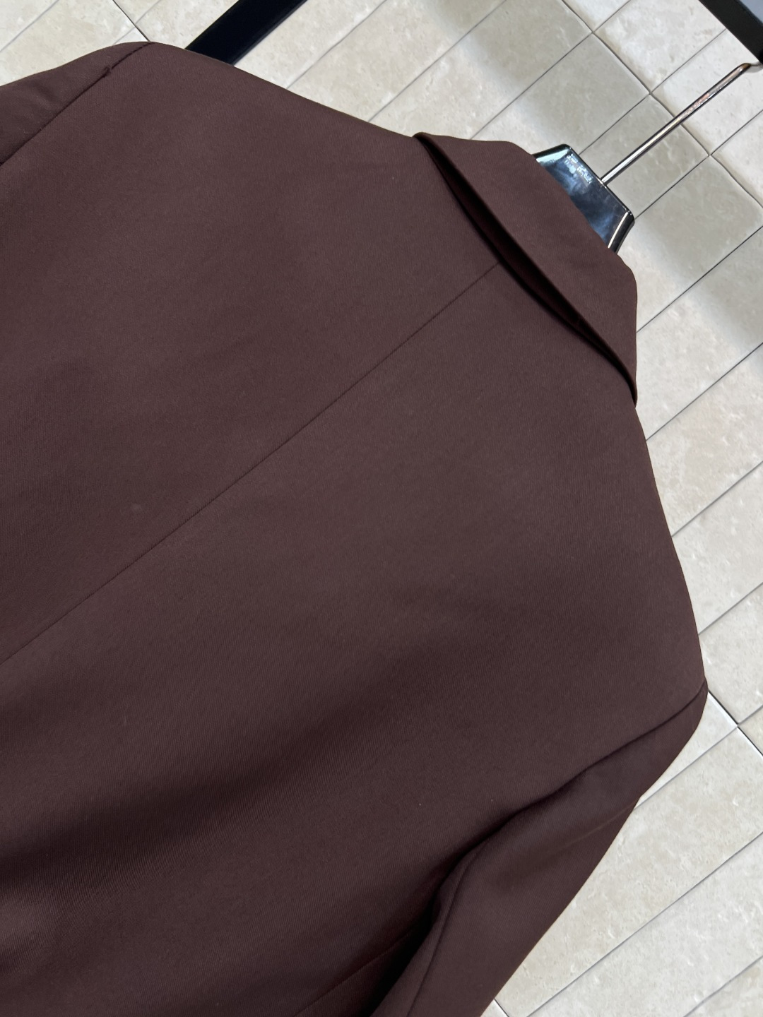 LW家 25秋冬新款 棕色西装夹克外套 超高颜值 一秒提升气质感 西装小翻领设计 定制logo两粒扣装饰