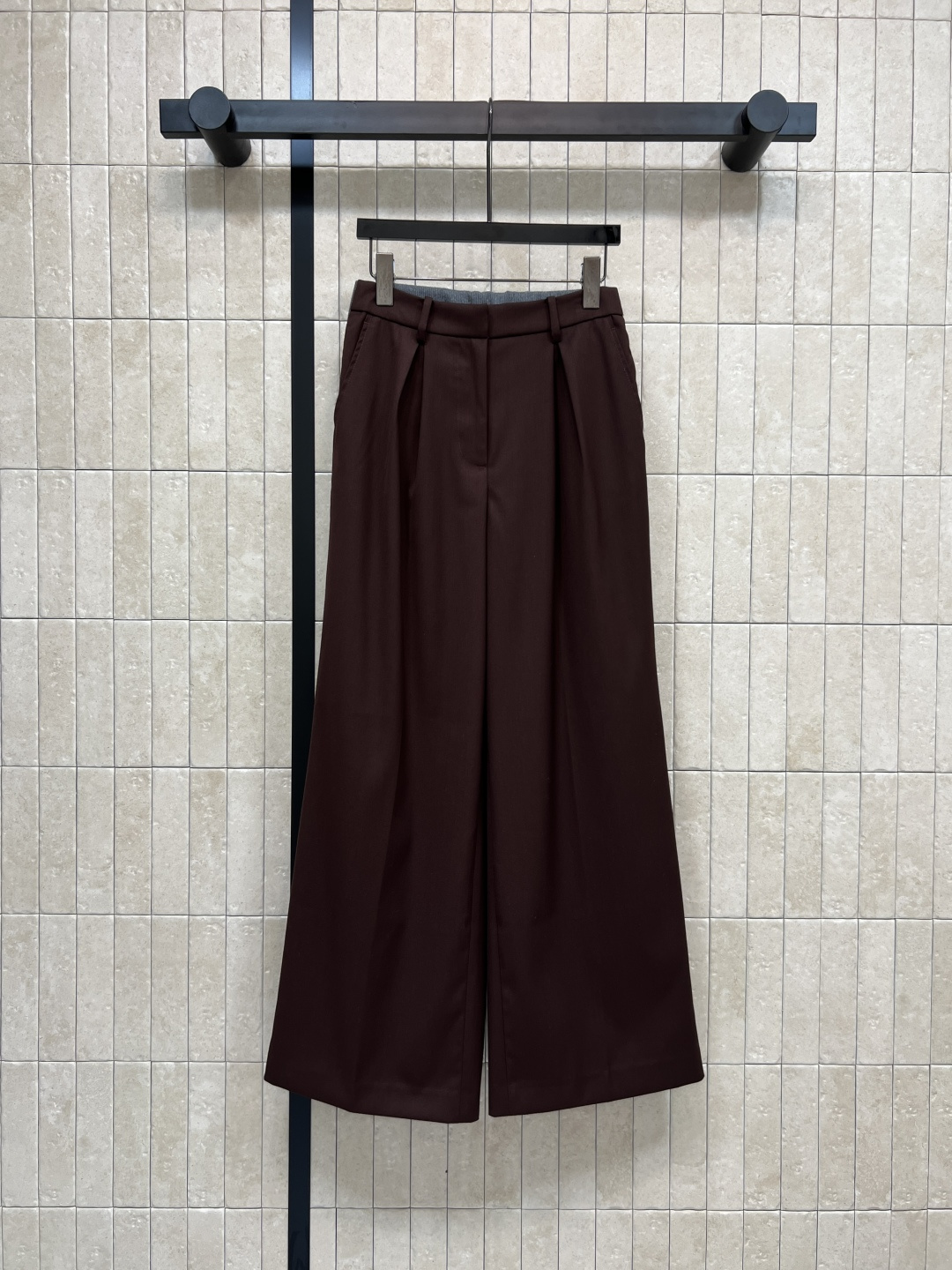 NO:502823,LW Home 25 autumn and winter new style brown suit casual pants super suitable for daily commuting. A very feel trousers with grey threaded elastic waist design on the back. Customized logo leather brand decoration. Simple and yet design-free. Paired with jackets in the same series. The upper body is aura and neat. You can match it in daily commuting. Four sizes in one color. Size/S-M-L- XL,,jackets & coats,jackets & coats,business suit,alexander wang19860909LW家 25秋冬新款 棕色西装休闲裤 超级适合日常通勤 很有feel的一款西裤 后面拼接灰色螺纹松紧腰设计 定制logo皮牌装饰 简约又不失设计感 搭配同系列夹克西装外套 上身气场又显利落 日常通勤都能搭配 一色四码 Size/S-M-L- XL,,jackets & coats,jackets & coats,business suit,alexander wang,Women's clothing