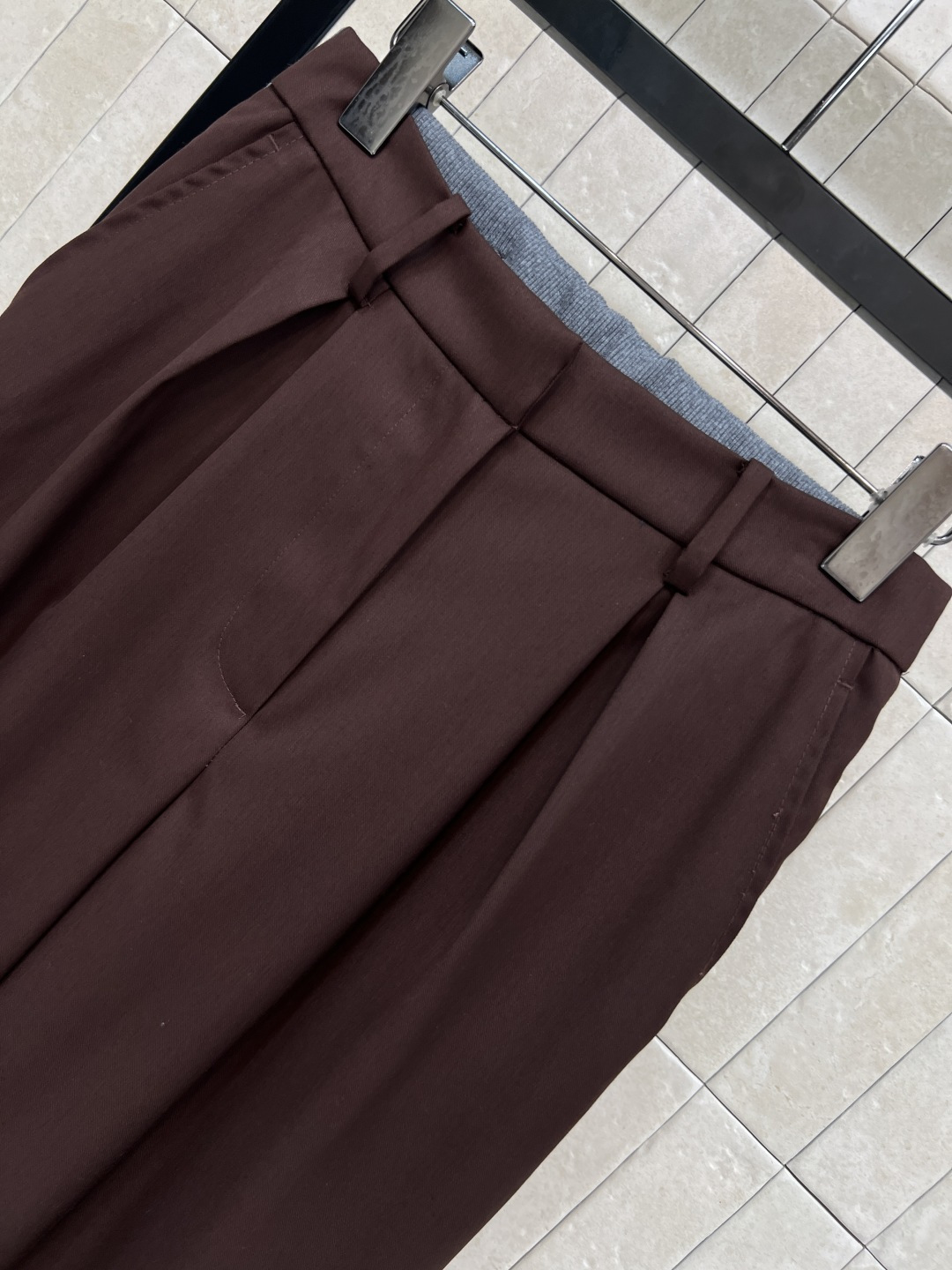LW家 25秋冬新款 棕色西装休闲裤 超级适合日常通勤 很有feel的一款西裤 后面拼接灰色螺纹松紧腰设