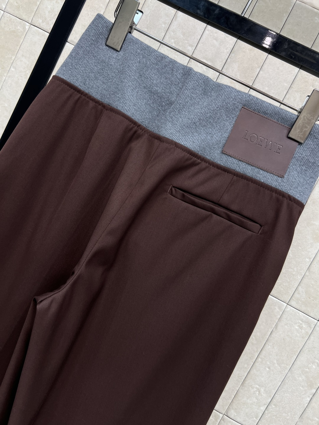 LW家 25秋冬新款 棕色西装休闲裤 超级适合日常通勤 很有feel的一款西裤 后面拼接灰色螺纹松紧腰设