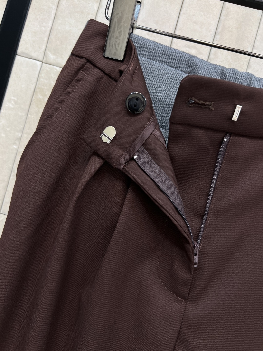 LW家 25秋冬新款 棕色西装休闲裤 超级适合日常通勤 很有feel的一款西裤 后面拼接灰色螺纹松紧腰设