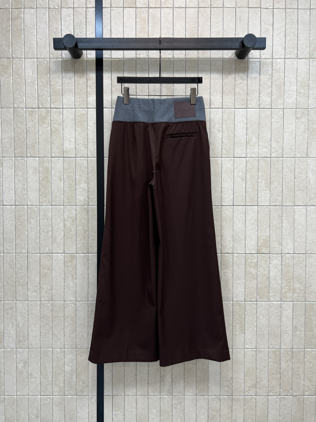 LW家 25秋冬新款 棕色西装休闲裤 超级适合日常通勤 很有feel的一款西裤 后面拼接灰色螺纹松紧腰设