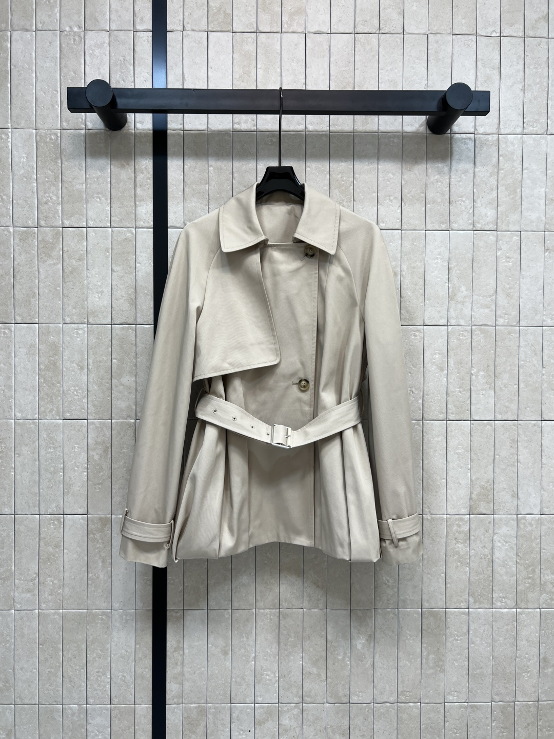 NO:502827,LW Home 25 autumn and winter new style, short lapel bud windbreaker jacket, fashionable and graceful, medium-length design, with a belt, waist, body length, body length, and body length, and it looks taller. Short shoulder-fall lapel design, covering the flesh and showing lengthening body proportions, flower bud style is super age-reducing and fashionable, and it is fashionable and stylish when paired with various items. Two colors and four sizes Size/S-M-L- XL,, jackets & coats,alexander wang19860909LW家 25秋冬新款 翻领短款花苞风衣外套 时髦又有风度 中长款设计 配上腰带显腰身 上身拉长身材比例 更显高挑 落肩翻领短款设计 遮肉又显拉长身材比例 花苞版型超减龄又洋气 搭配各种单品都时髦气质 两色四码 Size/S-M-L- XL,,jackets & coats,alexander wang,Women's clothing