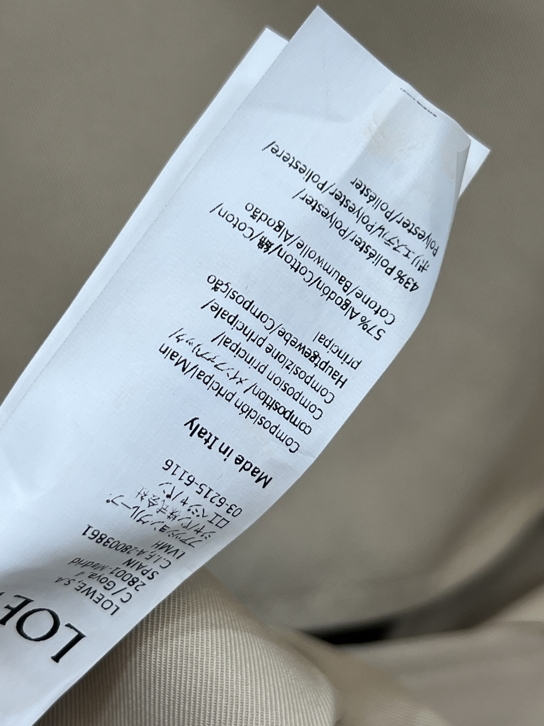 LW家 25秋冬新款 翻领短款花苞风衣外套 时髦又有风度 中长款设计 配上腰带显腰身 上身拉长身材比例 