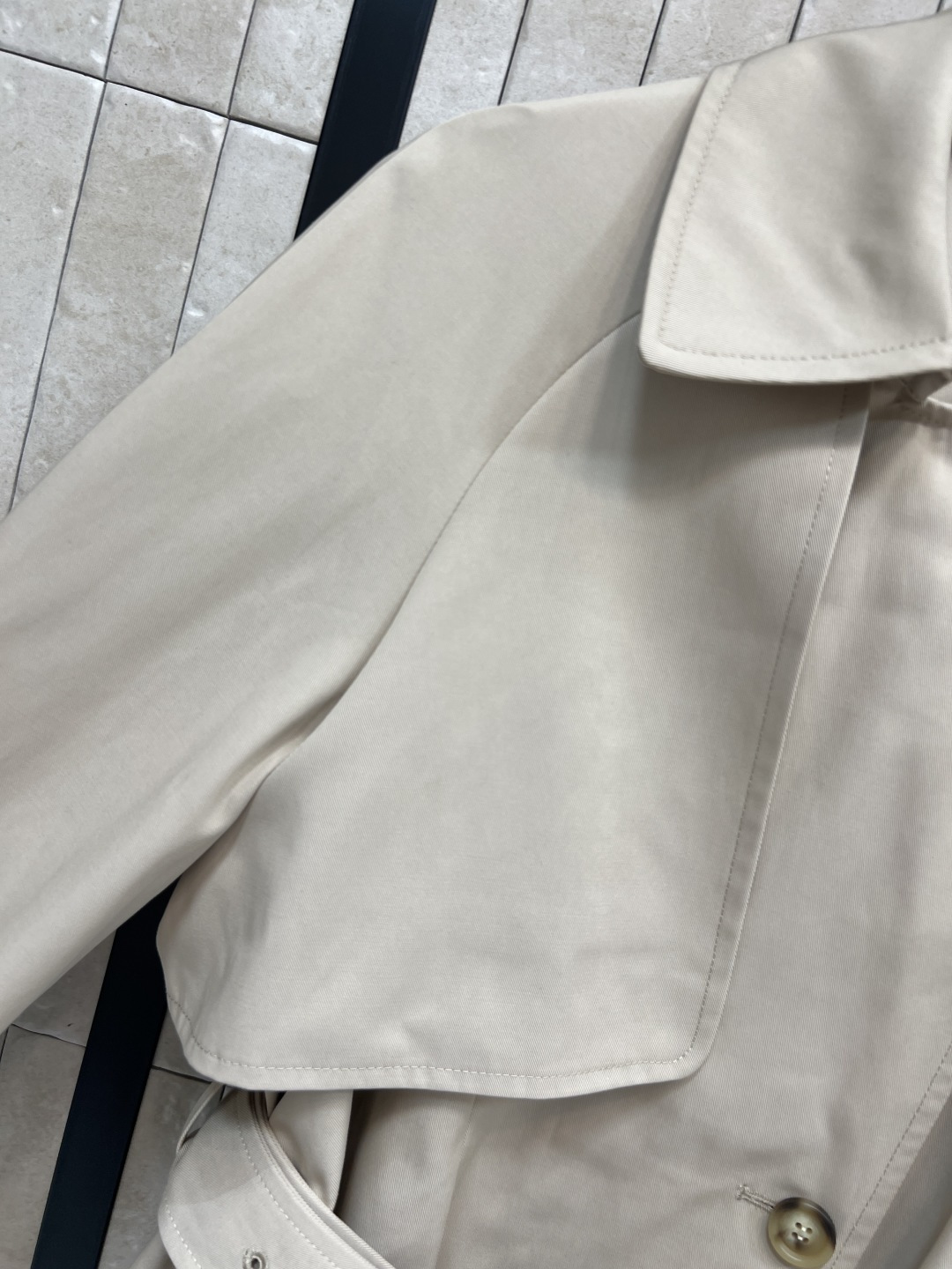 LW家 25秋冬新款 翻领短款花苞风衣外套 时髦又有风度 中长款设计 配上腰带显腰身 上身拉长身材比例 