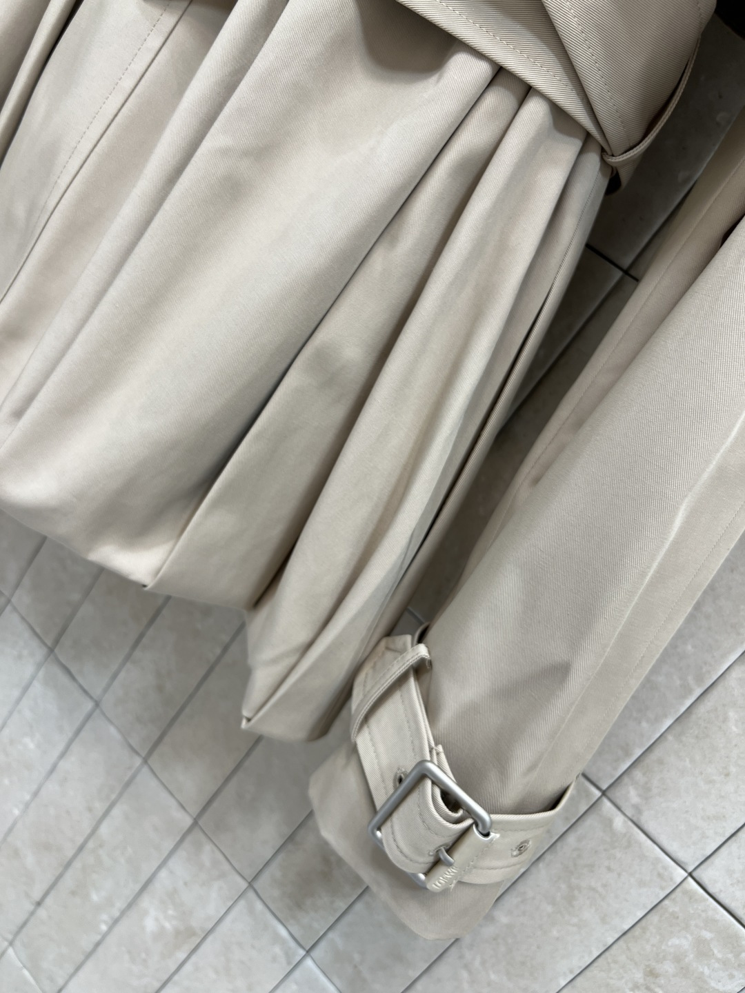 LW家 25秋冬新款 翻领短款花苞风衣外套 时髦又有风度 中长款设计 配上腰带显腰身 上身拉长身材比例 