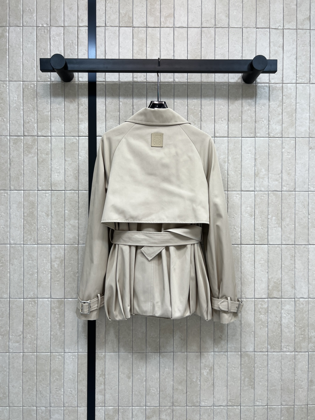 LW家 25秋冬新款 翻领短款花苞风衣外套 时髦又有风度 中长款设计 配上腰带显腰身 上身拉长身材比例 