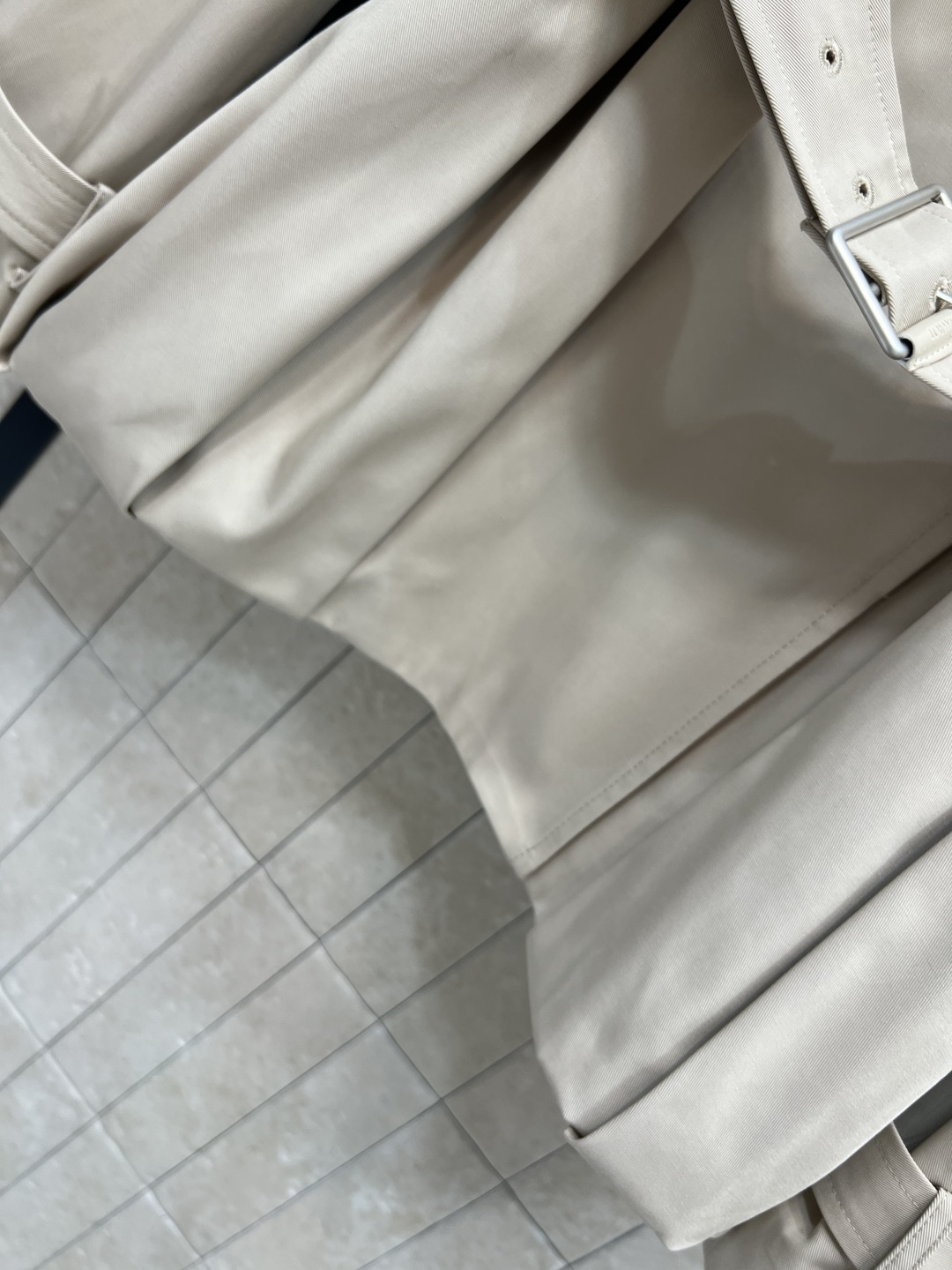 LW家 25秋冬新款 翻领短款花苞风衣外套 时髦又有风度 中长款设计 配上腰带显腰身 上身拉长身材比例 