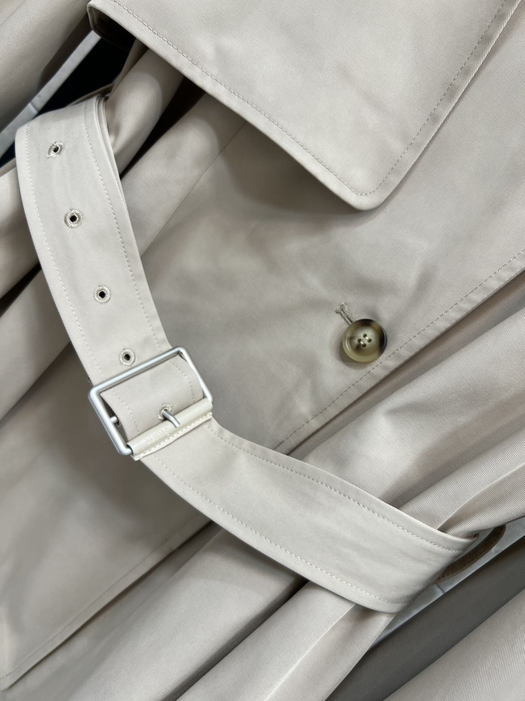 LW家 25秋冬新款 翻领短款花苞风衣外套 时髦又有风度 中长款设计 配上腰带显腰身 上身拉长身材比例 