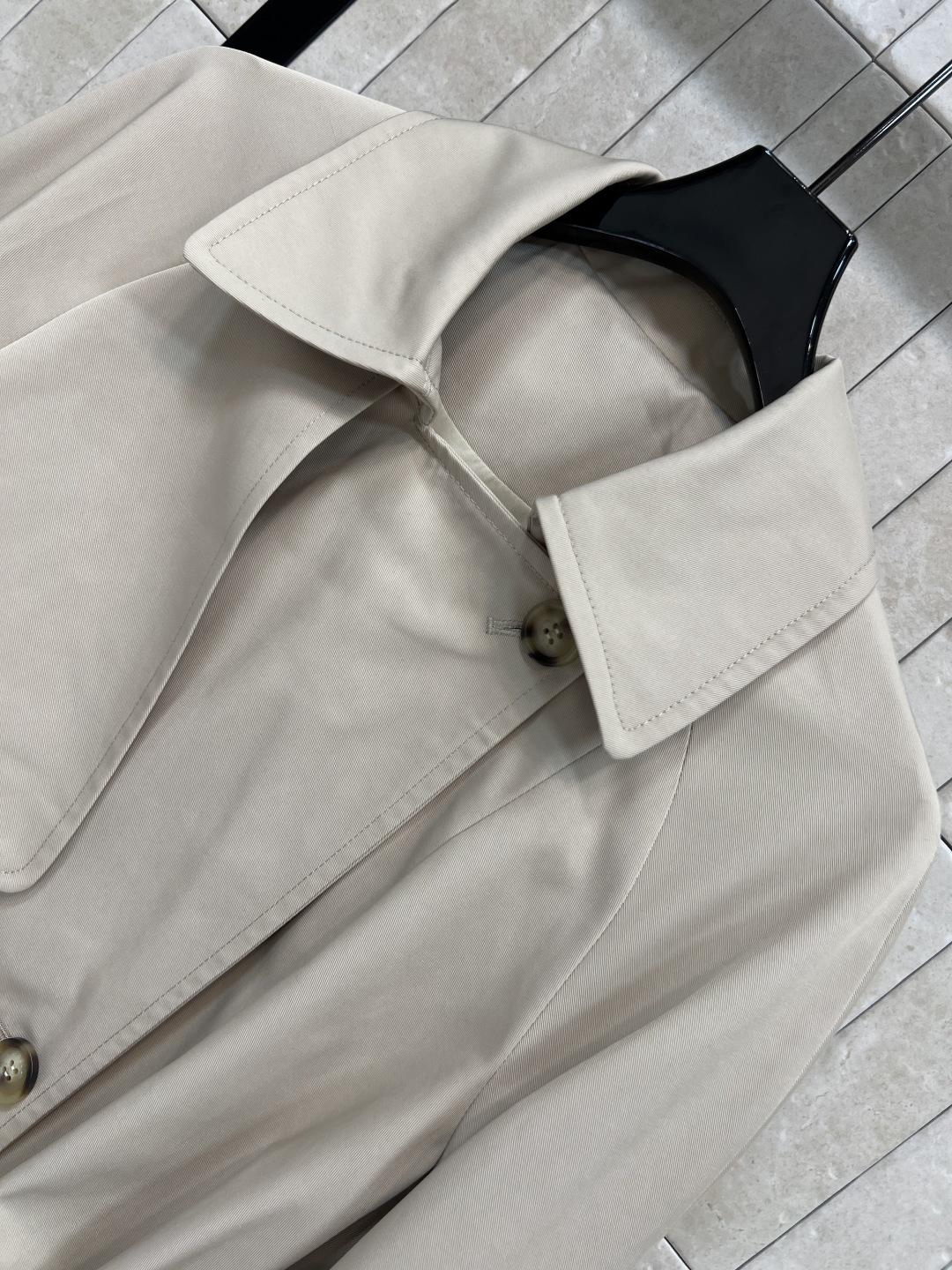 LW家 25秋冬新款 翻领短款花苞风衣外套 时髦又有风度 中长款设计 配上腰带显腰身 上身拉长身材比例 