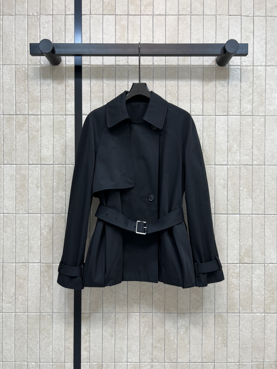 NO:502837,LW Home 25 autumn and winter new style, short lapel bud windbreaker jacket, fashionable and graceful, medium-length design, with a belt, waist, body length, body length, and body length, and it looks taller. Short shoulder-fall lapel design, covering the flesh and showing lengthening body proportions, flower bud style is super age-reducing and fashionable, and it is fashionable and stylish when paired with various items. Two colors and four sizes Size/S-M-L- XL,, jackets & coats,alexander wang19860909LW家 25秋冬新款 翻领短款花苞风衣外套 时髦又有风度 中长款设计 配上腰带显腰身 上身拉长身材比例 更显高挑 落肩翻领短款设计 遮肉又显拉长身材比例 花苞版型超减龄又洋气 搭配各种单品都时髦气质 两色四码 Size/S-M-L- XL,,jackets & coats,alexander wang,Women's clothing