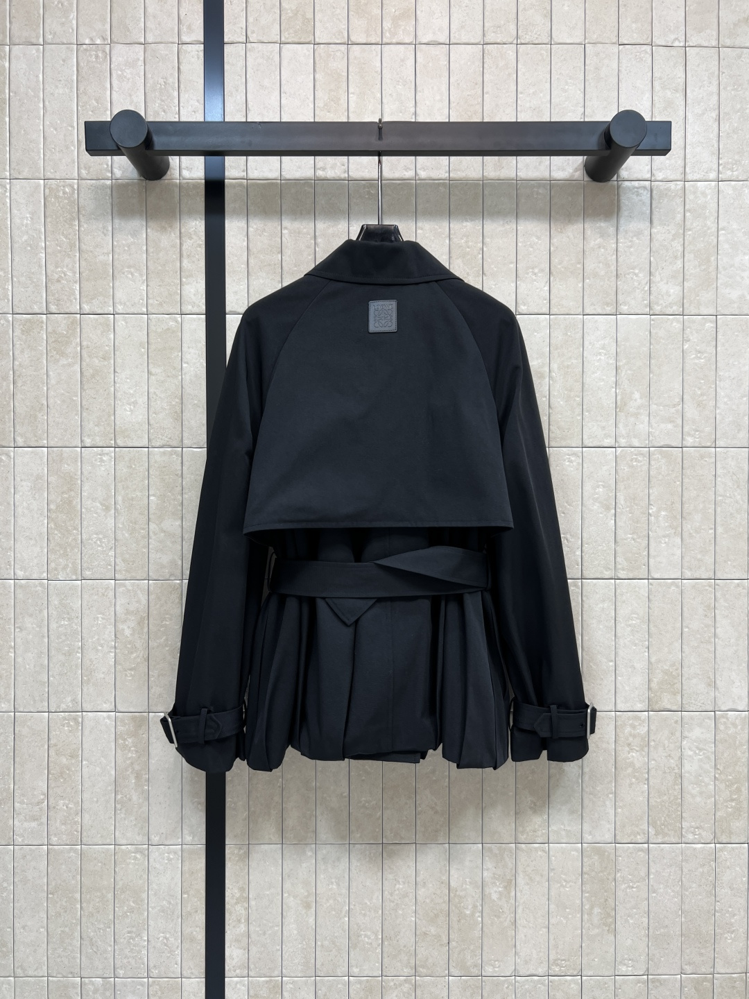 LW家 25秋冬新款 翻领短款花苞风衣外套 时髦又有风度 中长款设计 配上腰带显腰身 上身拉长身材比例 