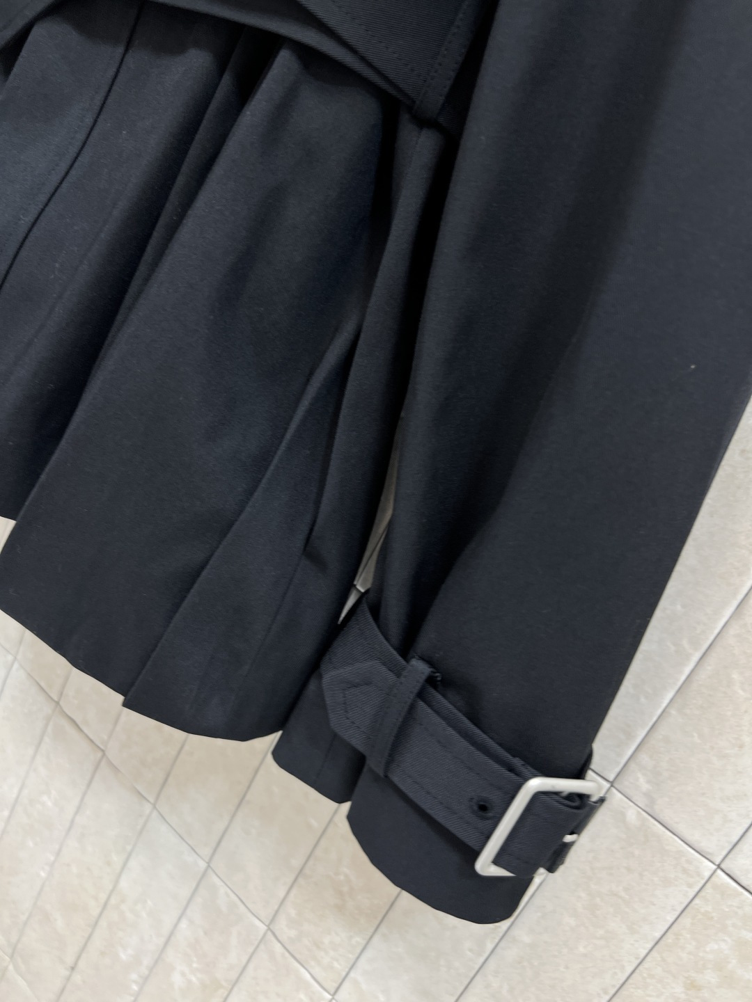 LW家 25秋冬新款 翻领短款花苞风衣外套 时髦又有风度 中长款设计 配上腰带显腰身 上身拉长身材比例 