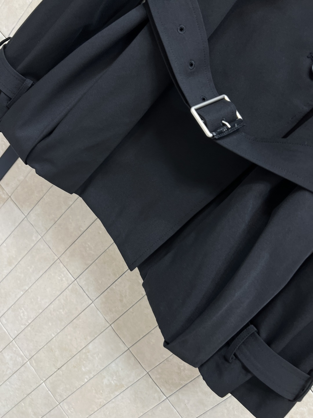 LW家 25秋冬新款 翻领短款花苞风衣外套 时髦又有风度 中长款设计 配上腰带显腰身 上身拉长身材比例 