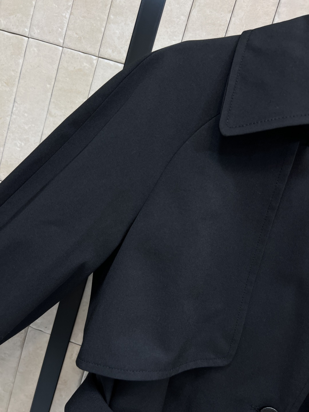 LW家 25秋冬新款 翻领短款花苞风衣外套 时髦又有风度 中长款设计 配上腰带显腰身 上身拉长身材比例 