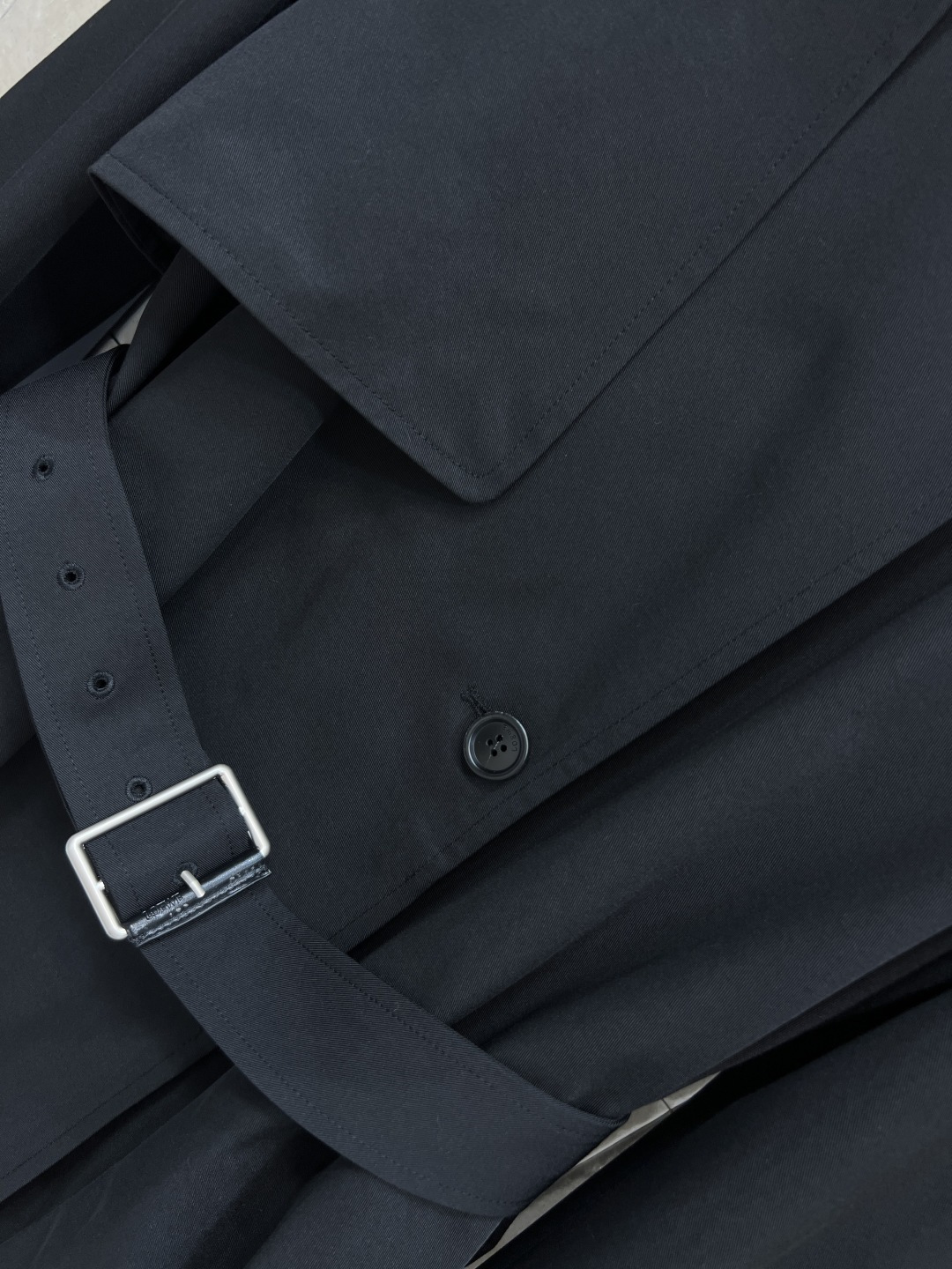 LW家 25秋冬新款 翻领短款花苞风衣外套 时髦又有风度 中长款设计 配上腰带显腰身 上身拉长身材比例 