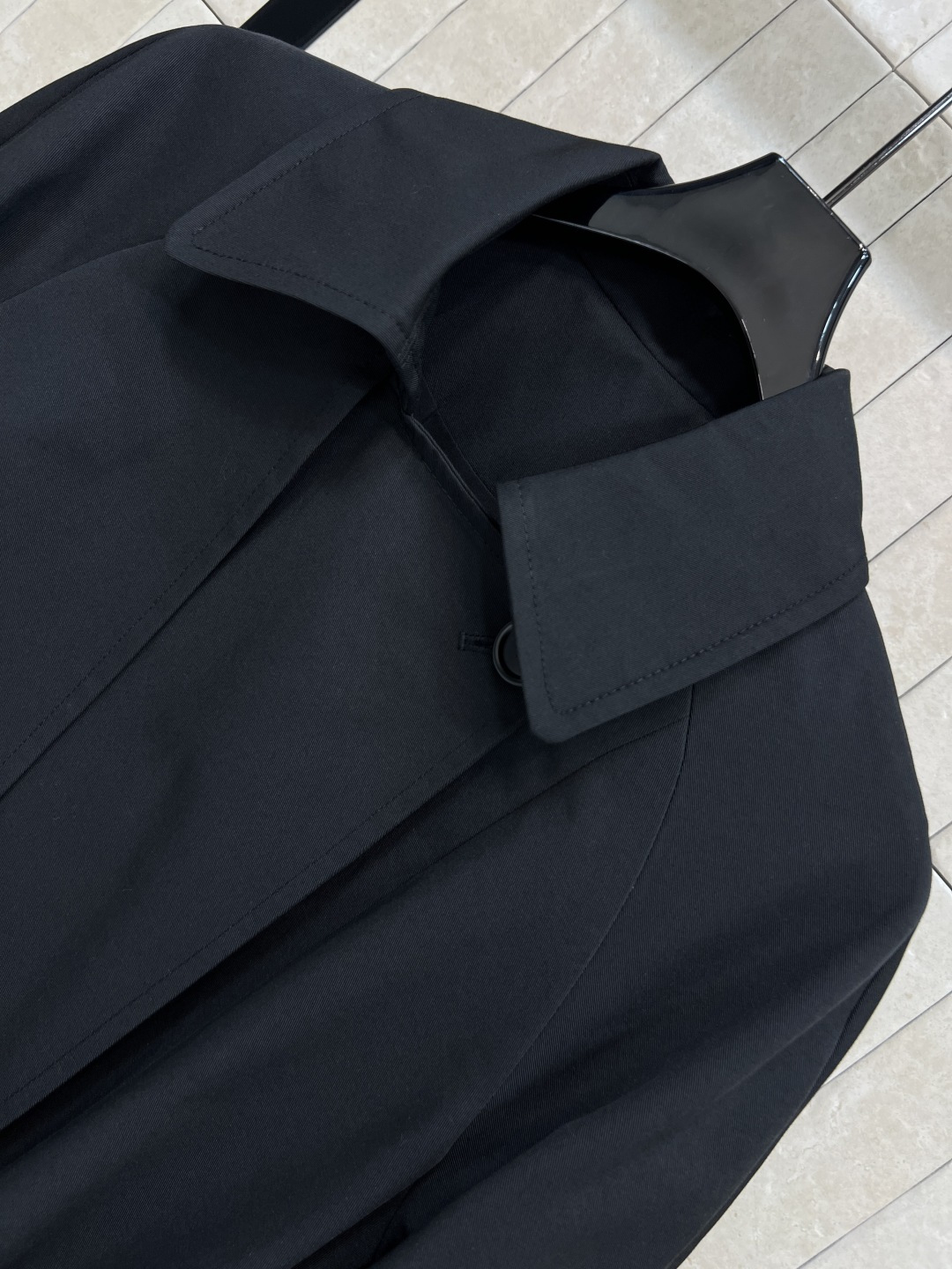 LW家 25秋冬新款 翻领短款花苞风衣外套 时髦又有风度 中长款设计 配上腰带显腰身 上身拉长身材比例 