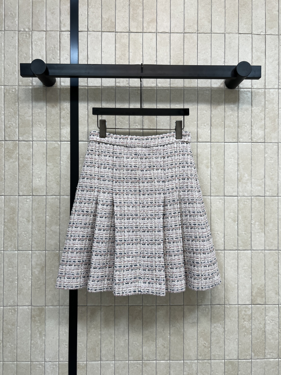 小香家 25秋冬新款 粗花呢压褶半身裙 高腰A字压褶裙摆 定制的花朵纽扣加持点缀 重磅的多种纱线编织粗花