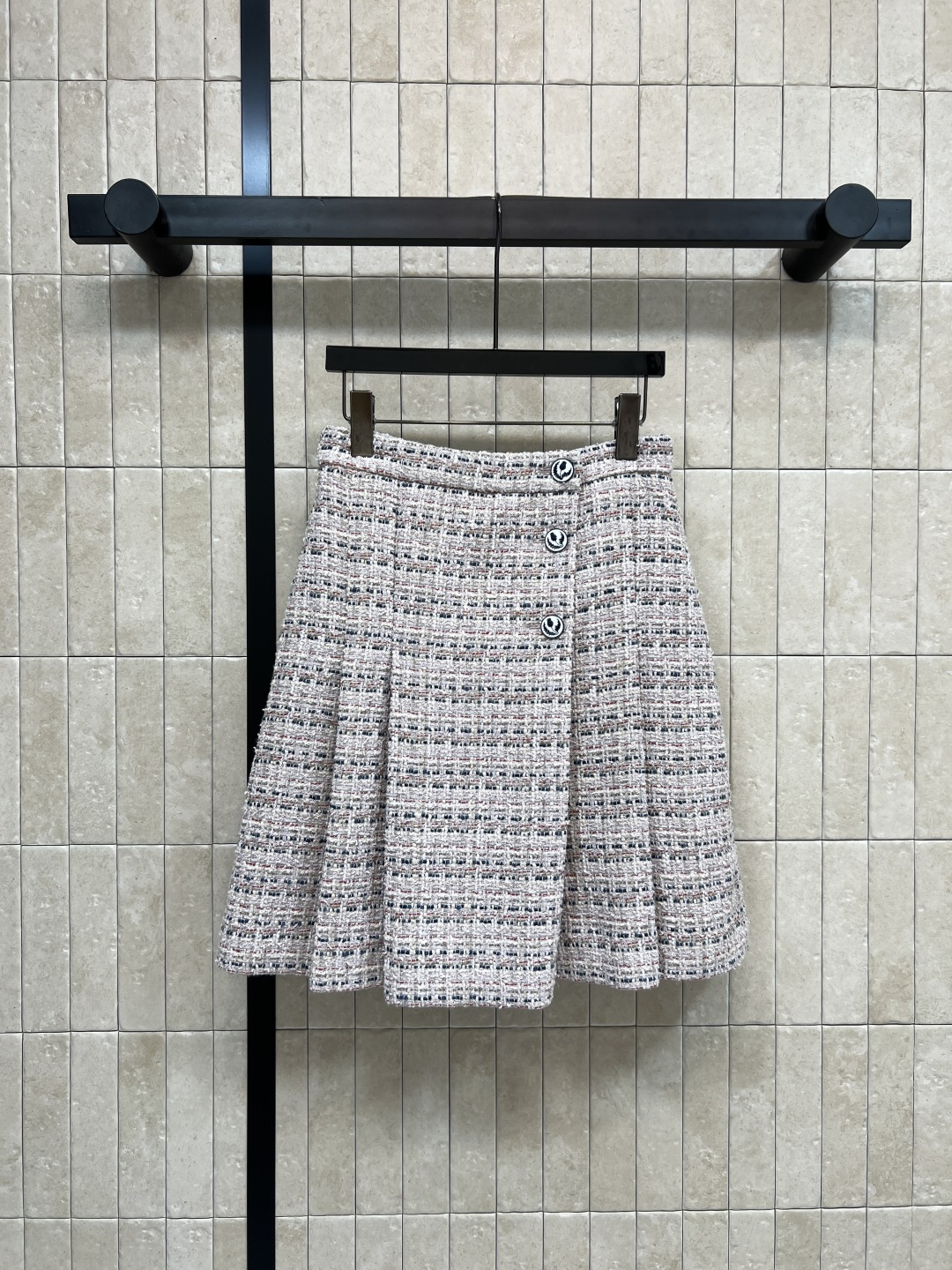 NO:502846,Xiaoxiangjia 25 autumn and winter new styles, tweed pleated skirt, high-waisted A-line pleated skirt, customized flower buttons and embellishments, heavy and diverse yarns, thick tweed, full of vitality and girlishness, the color is very gentle and elegant, two colors and three codes, Size/S-M-L,,chanel, skirts, alexander wang19860909小香家 25秋冬新款 粗花呢压褶半身裙 高腰A字压褶裙摆 定制的花朵纽扣加持点缀 重磅的多种纱线编织粗花呢上身就很元气满满的少女感 颜色非常温柔优雅 两色三码 Size/S-M-L,,chanel,skirts,alexander wang,Women's clothing