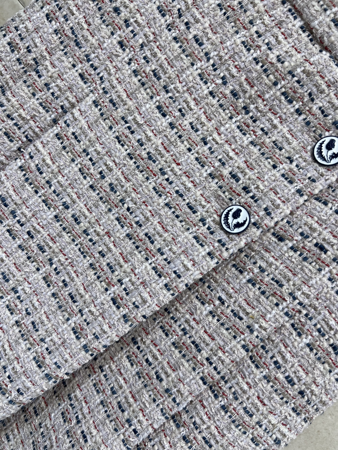 小香家 25秋冬新款 粗花呢压褶半身裙 高腰A字压褶裙摆 定制的花朵纽扣加持点缀 重磅的多种纱线编织粗花